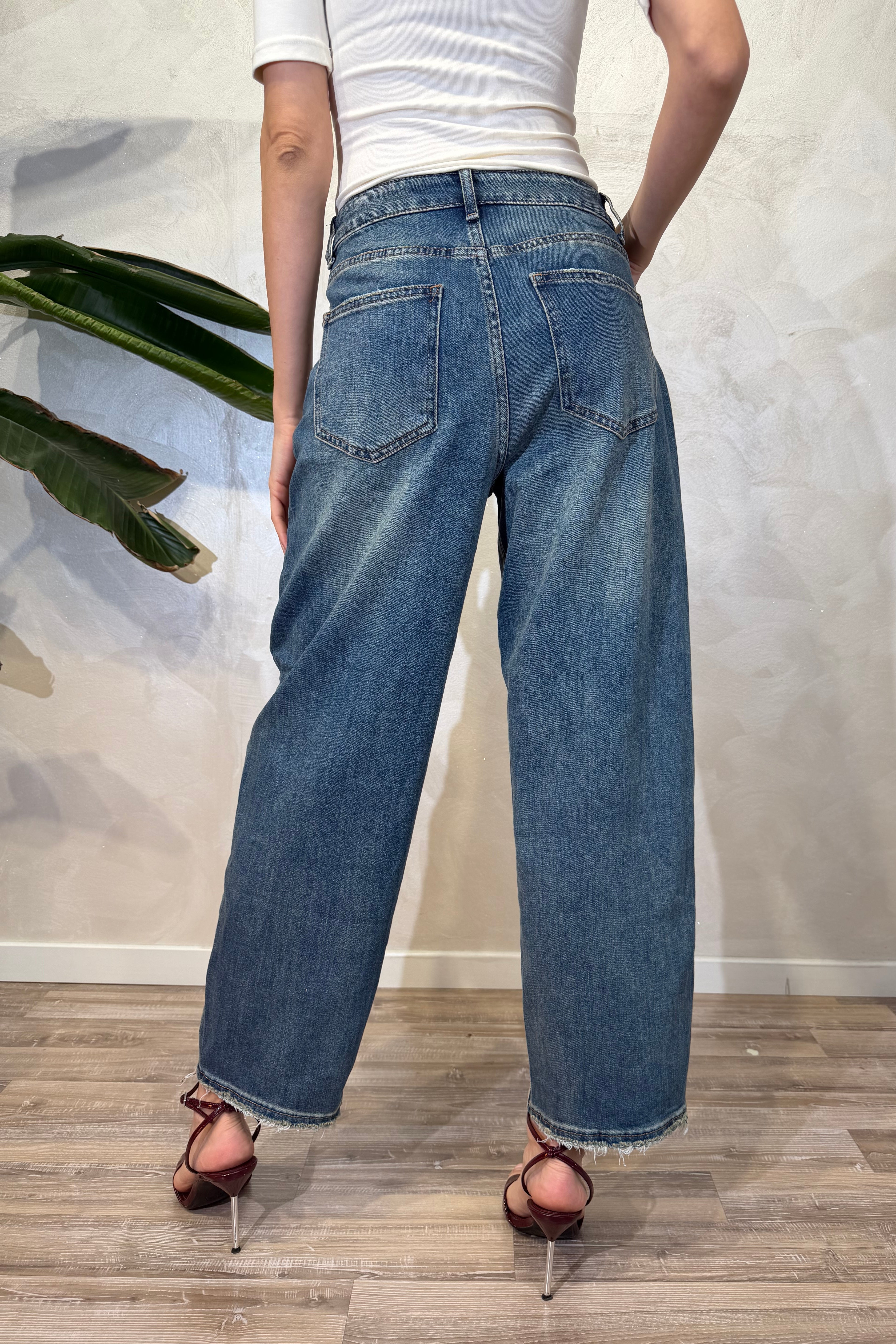 JEANS GAMBA DIRITTA MORBIDA CON SFRANGIATURA AL FONDO COL. SOFT DENIM