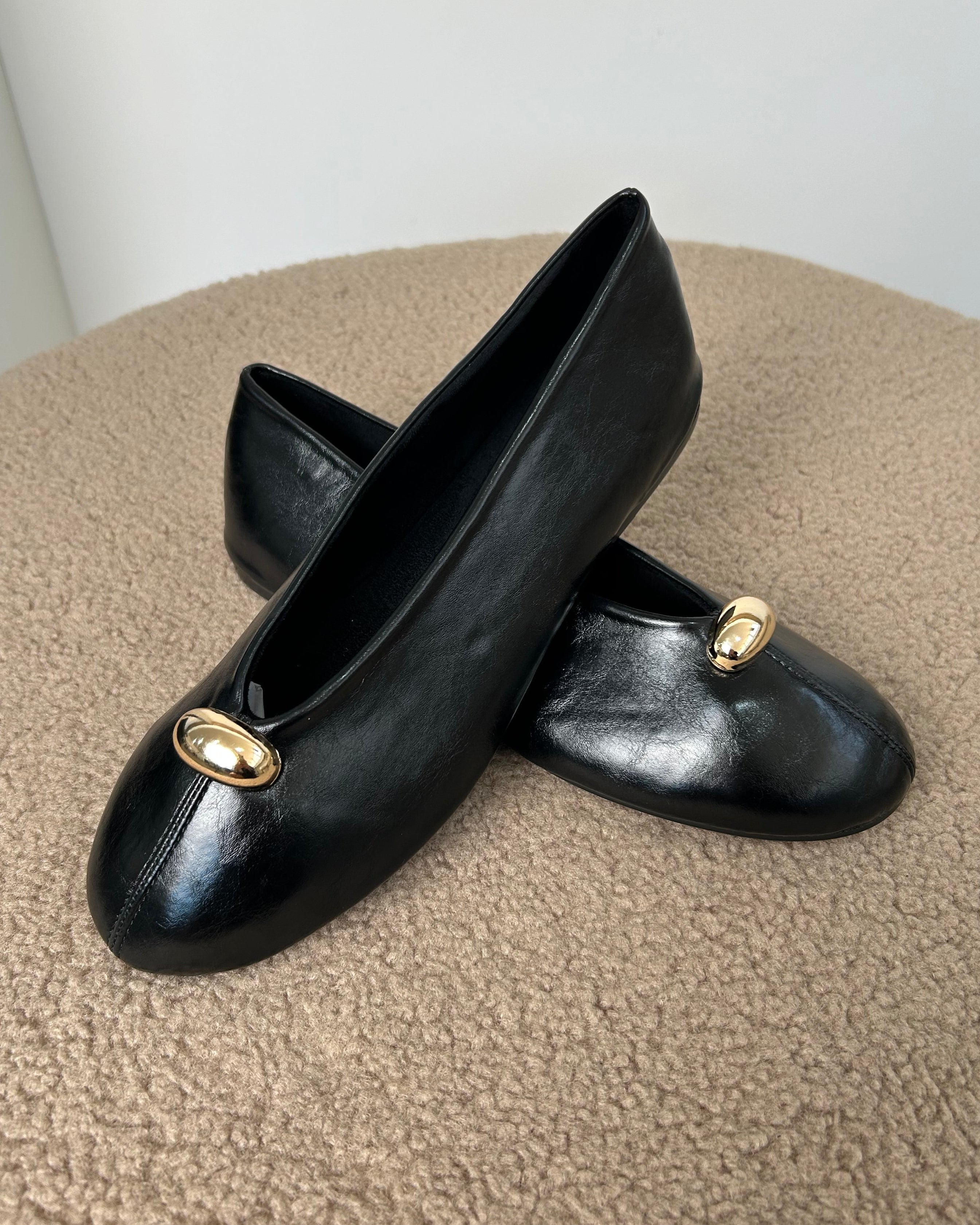 BALLERINA IN ECOPELLE CON DETTAGLIO ORO COL NERO
