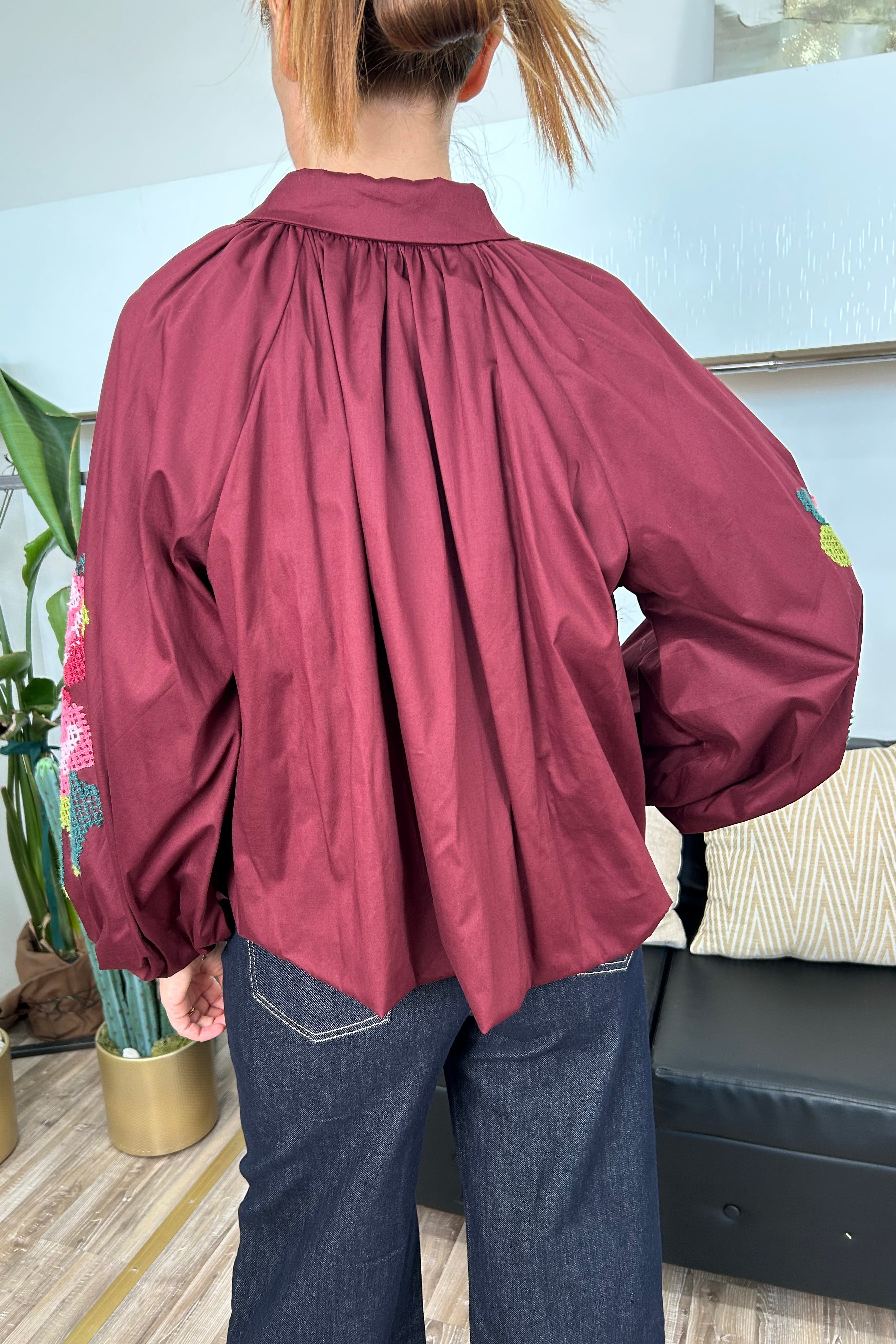 CAMICIA MANICA RAGLAN CON FONDO EFFETTO BALLOON CON RICAMI FLOREALI COL. INDIA