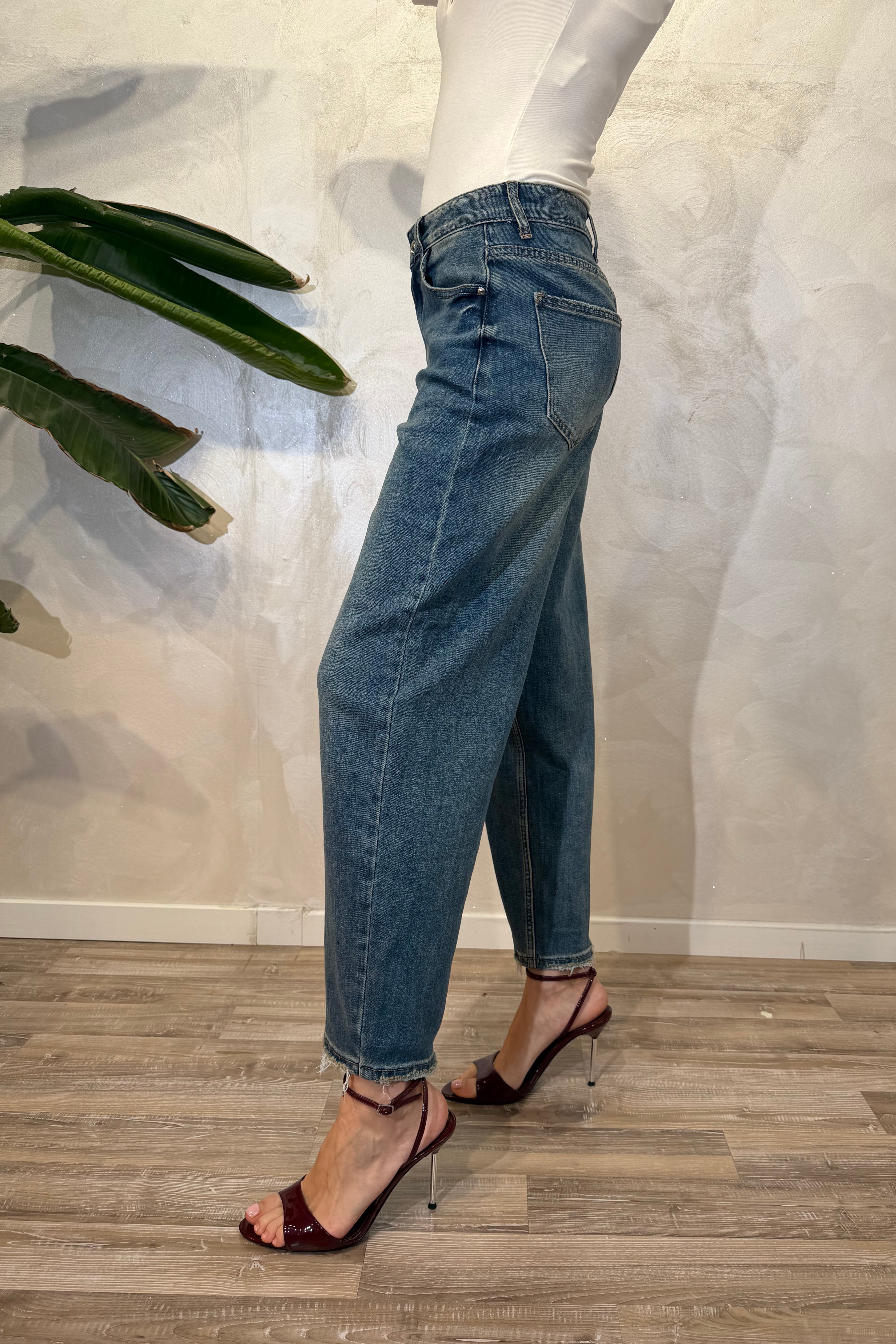 JEANS GAMBA DIRITTA MORBIDA CON SFRANGIATURA AL FONDO COL. SOFT DENIM