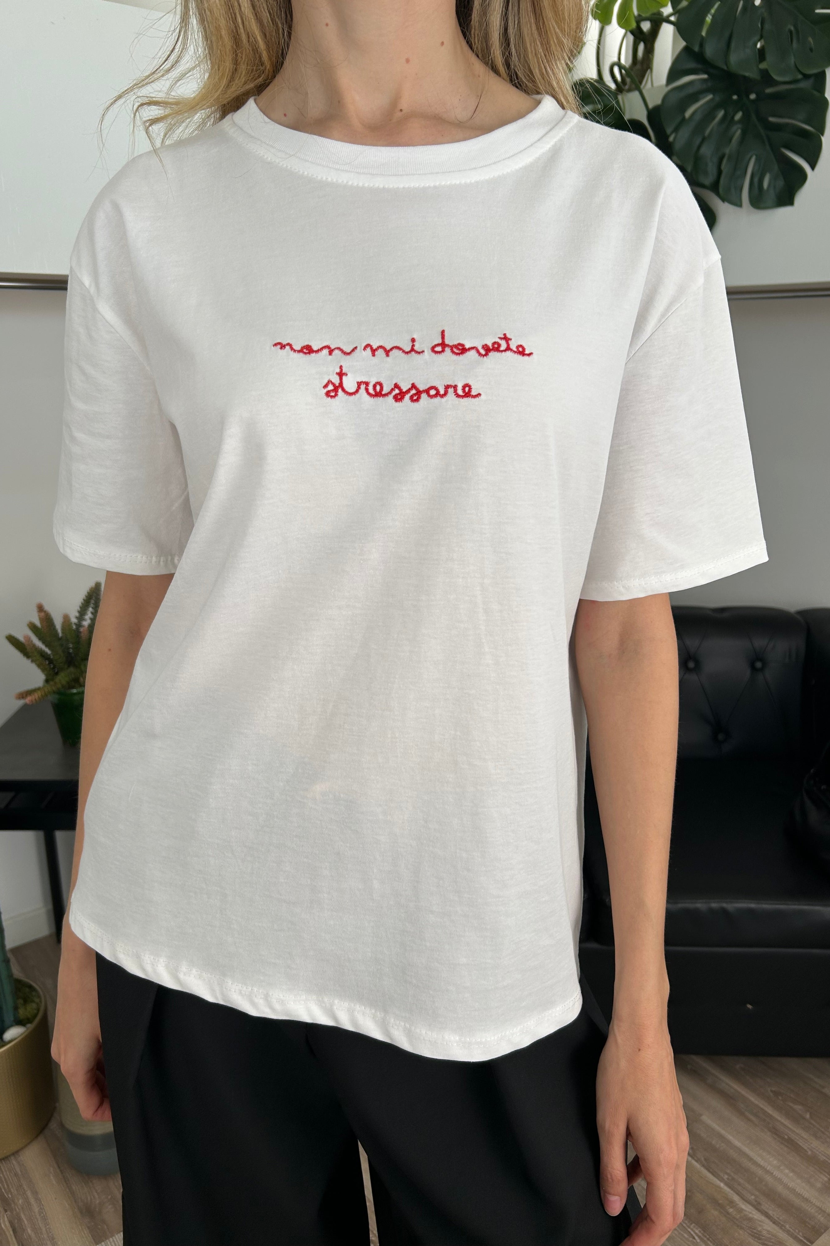 T‑SHIRT COTONE 100% CON SCRITTA ROSSA “NON MI DOVETE STRESSARE"