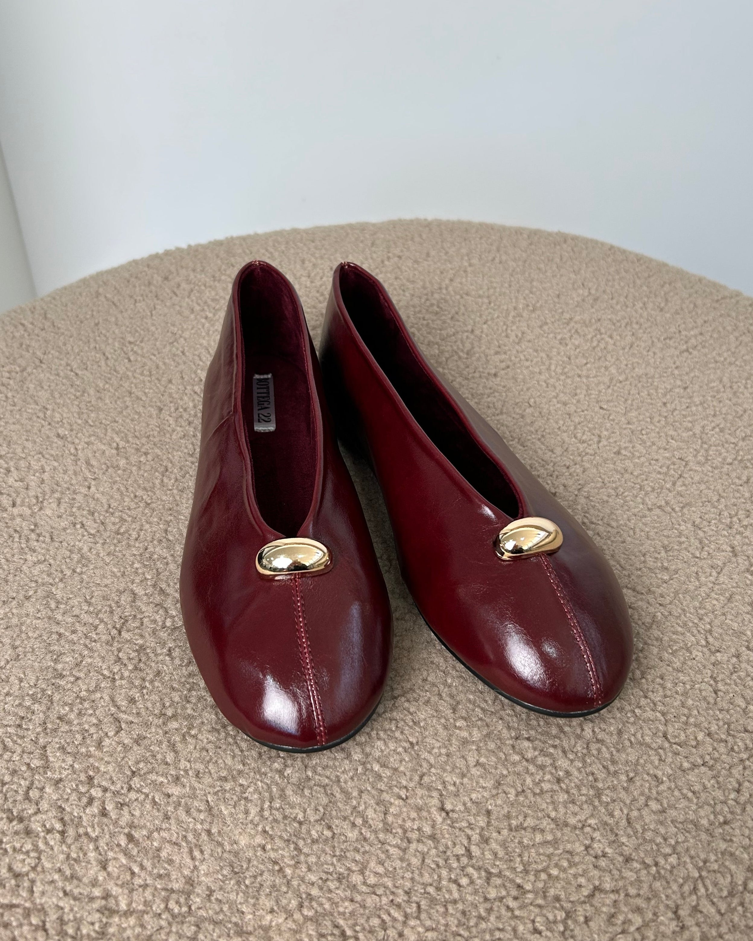 BALLERINA IN ECOPELLE CON DETTAGLIO ORO COL BORDEAUX INTENSO