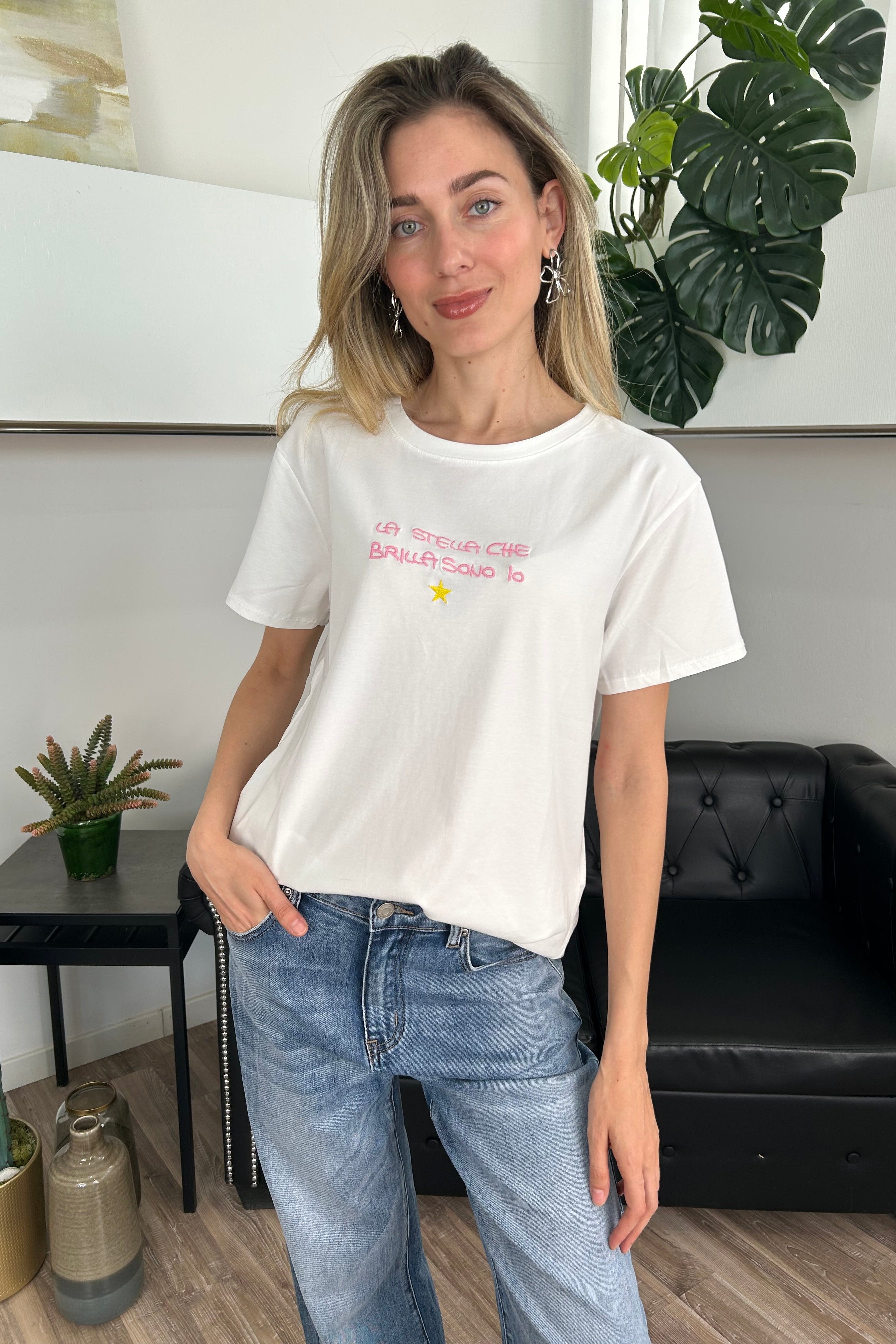 T-SHIRT CON SCRITTA “LA STELLA CHE BRILLA SONO IO” COL ROSA