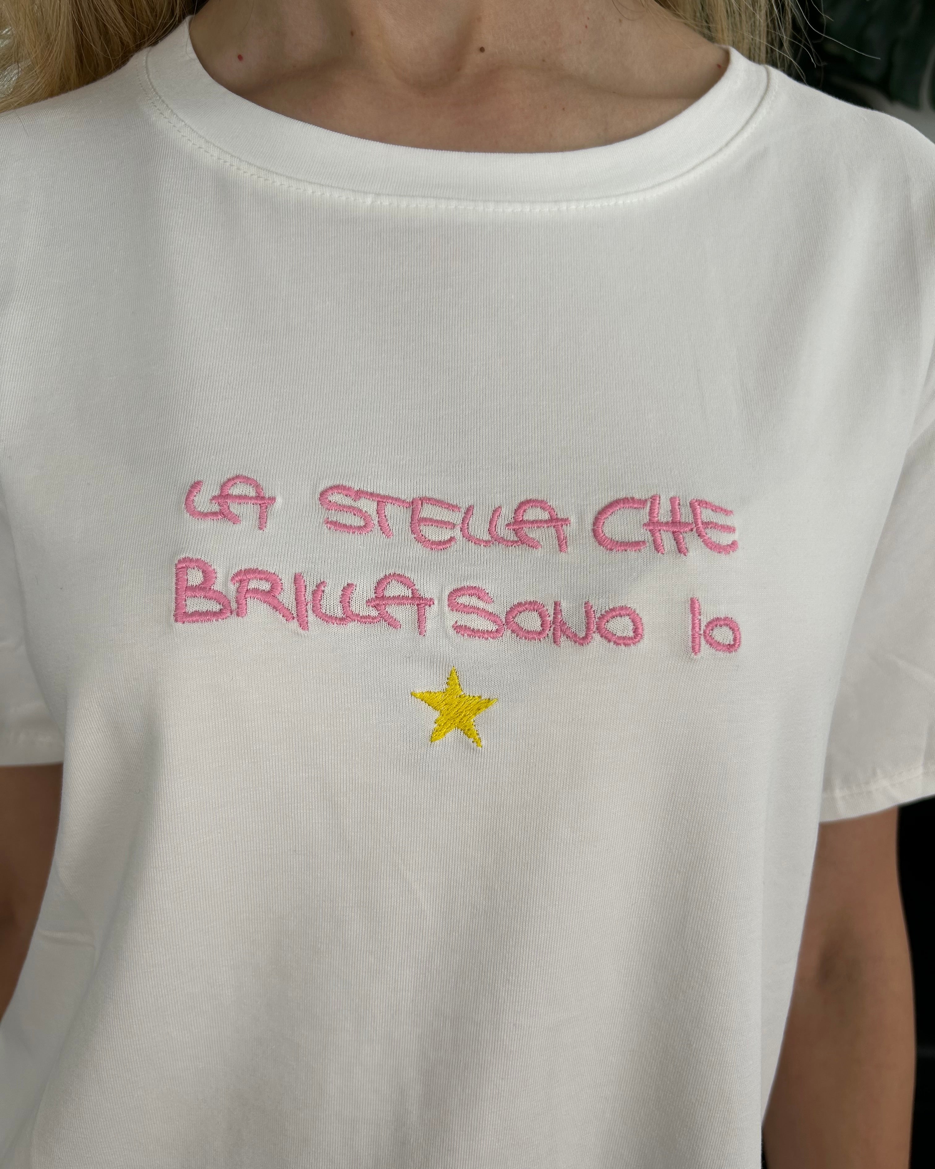 T-SHIRT CON SCRITTA “LA STELLA CHE BRILLA SONO IO” COL ROSA