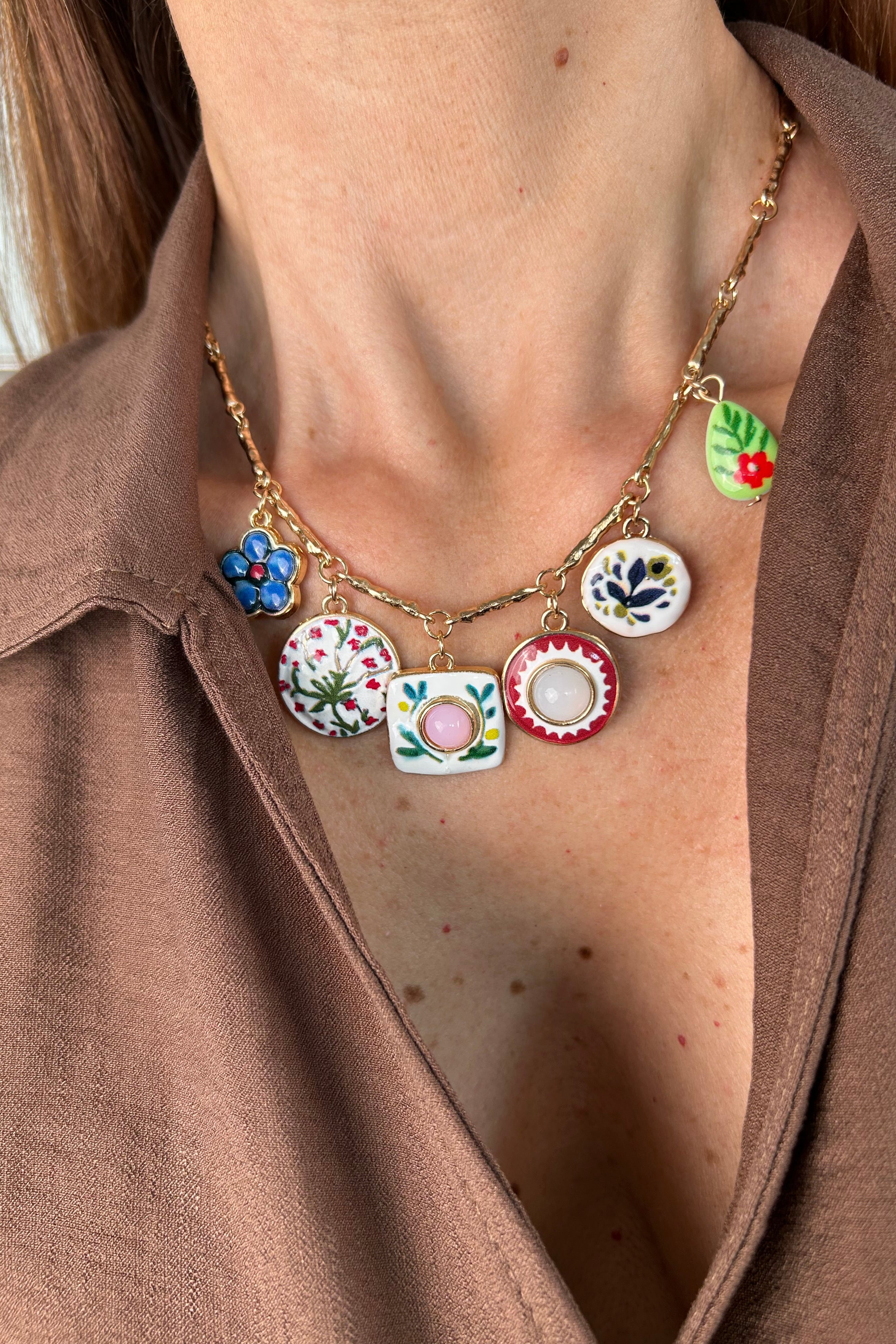 COLLANA CHARMS SMALTATI SU CATENA ORO A BASTONCINI COL. ORO