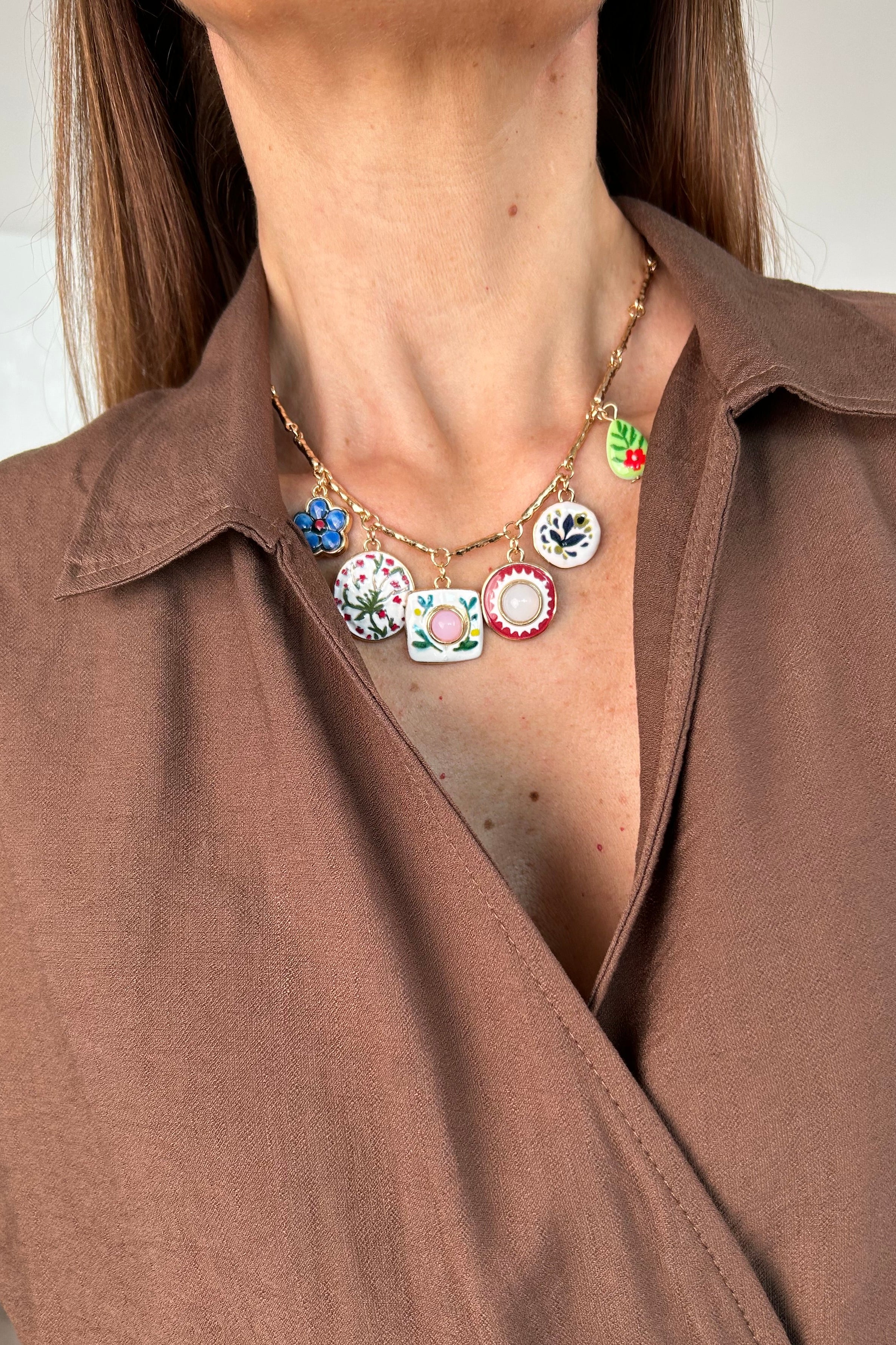 COLLANA CHARMS SMALTATI SU CATENA ORO A BASTONCINI COL. ORO