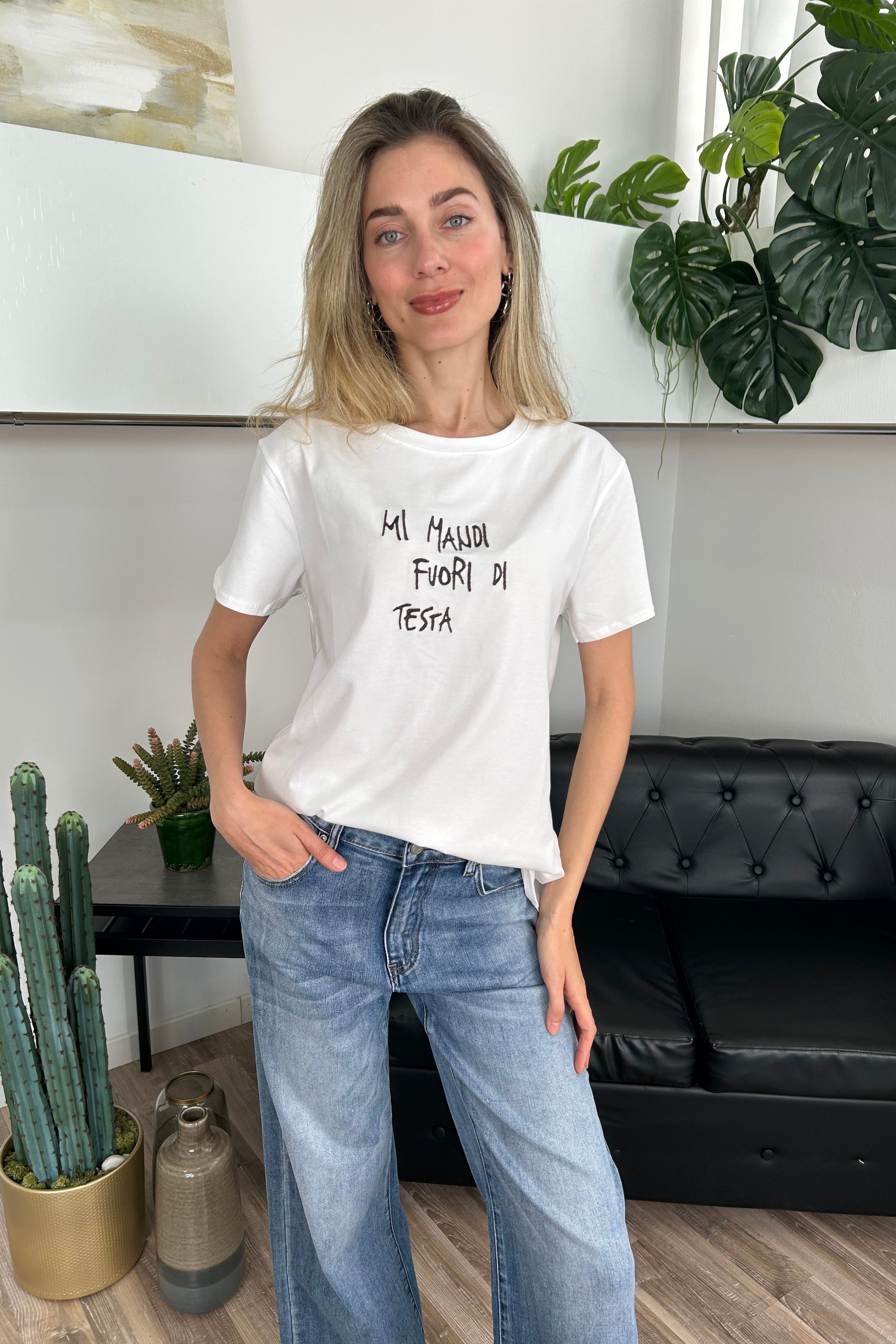 T-SHIRT BIANCA CON SCRITTA MORO "MI MANDI FUORI DI TESTA"