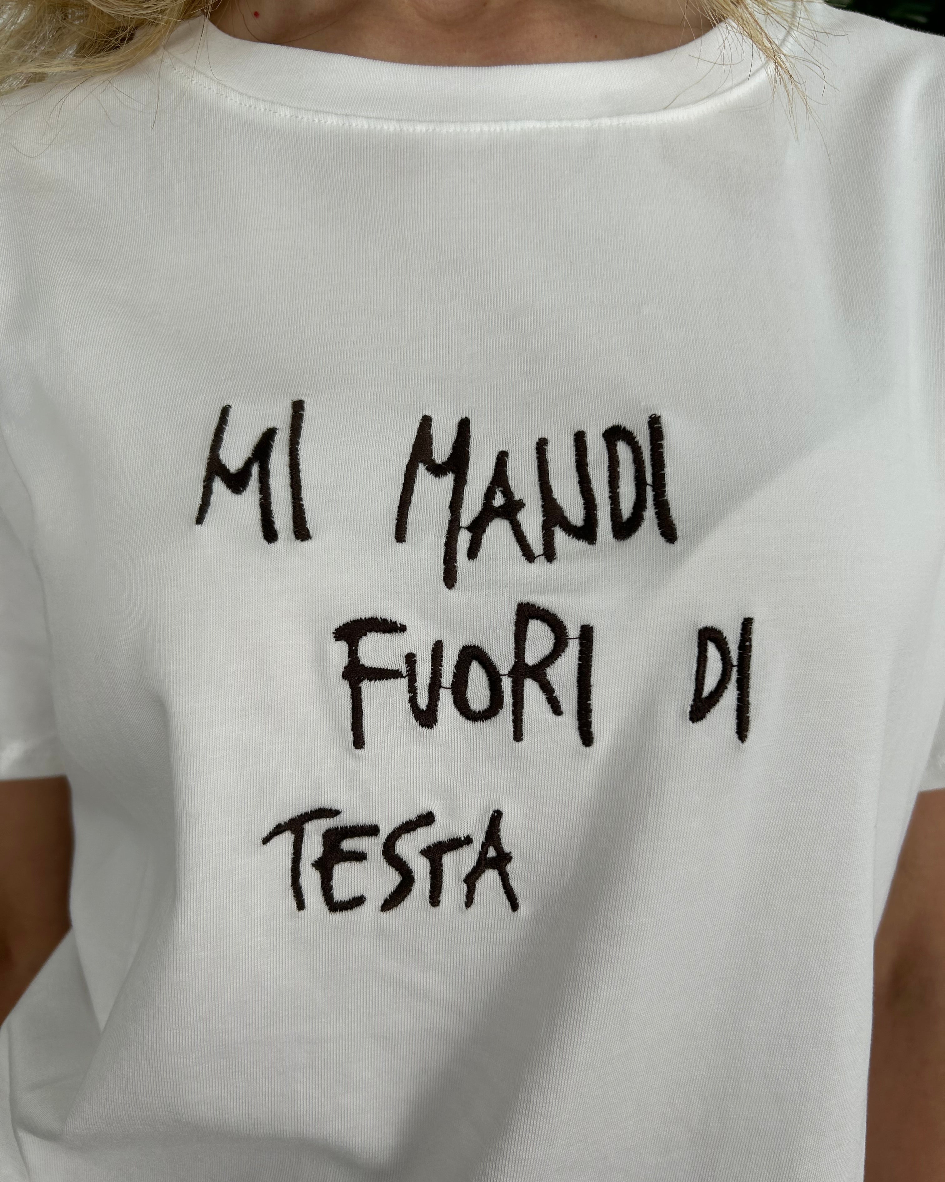 T-SHIRT BIANCA CON SCRITTA MORO "MI MANDI FUORI DI TESTA"