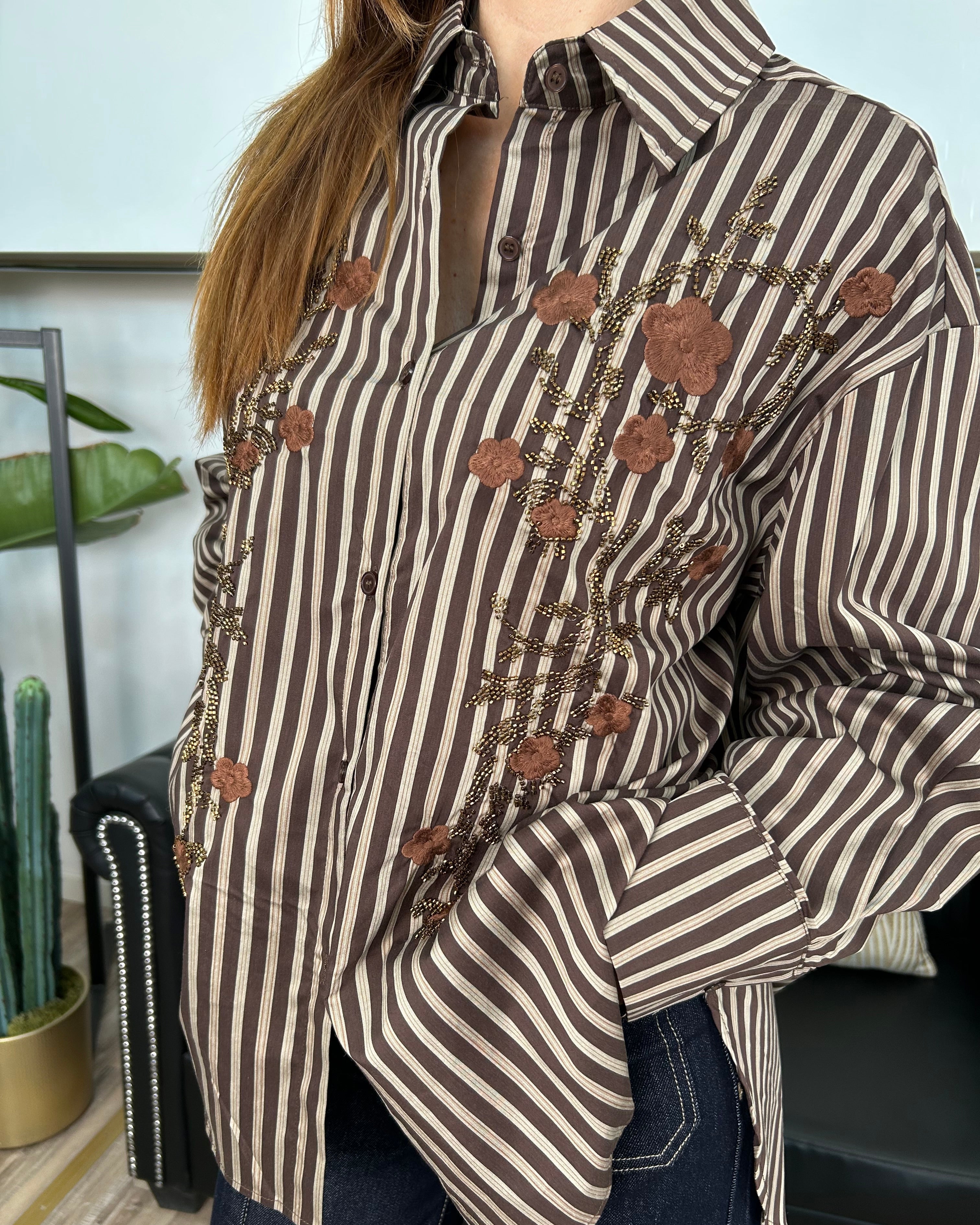 CAMICIA OVER RIGATA CON DETTAGLI RICAMATI FLOREALI