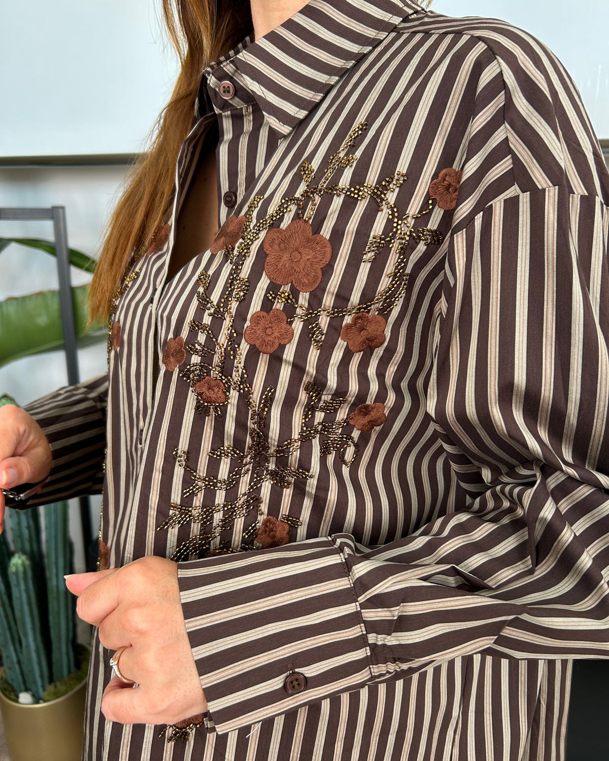 CAMICIA OVER RIGATA CON DETTAGLI RICAMATI FLOREALI