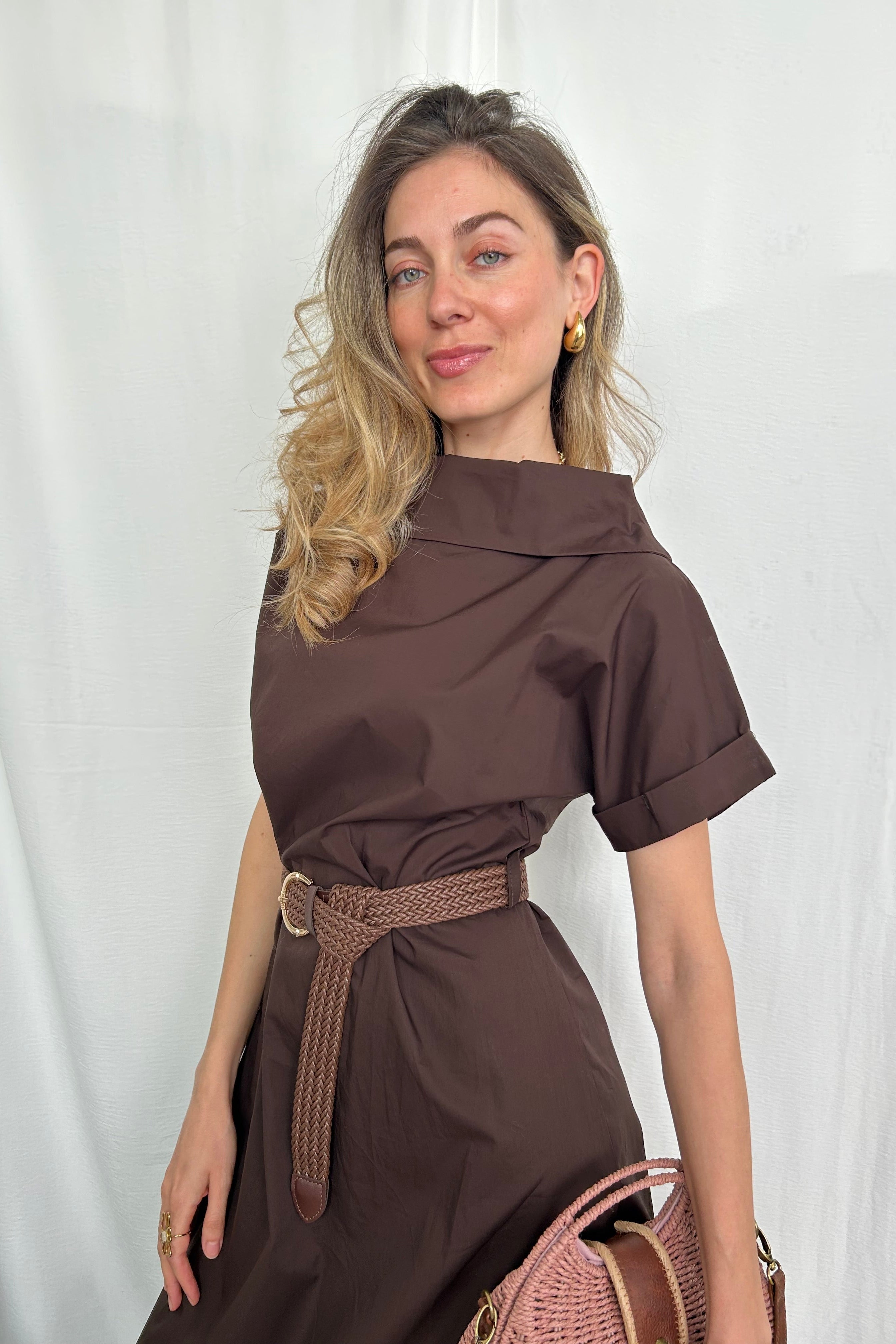 ABITO 100% COTONE CON COLLO A CRATERE E CINTURA INTRECCIATA COL. MORO