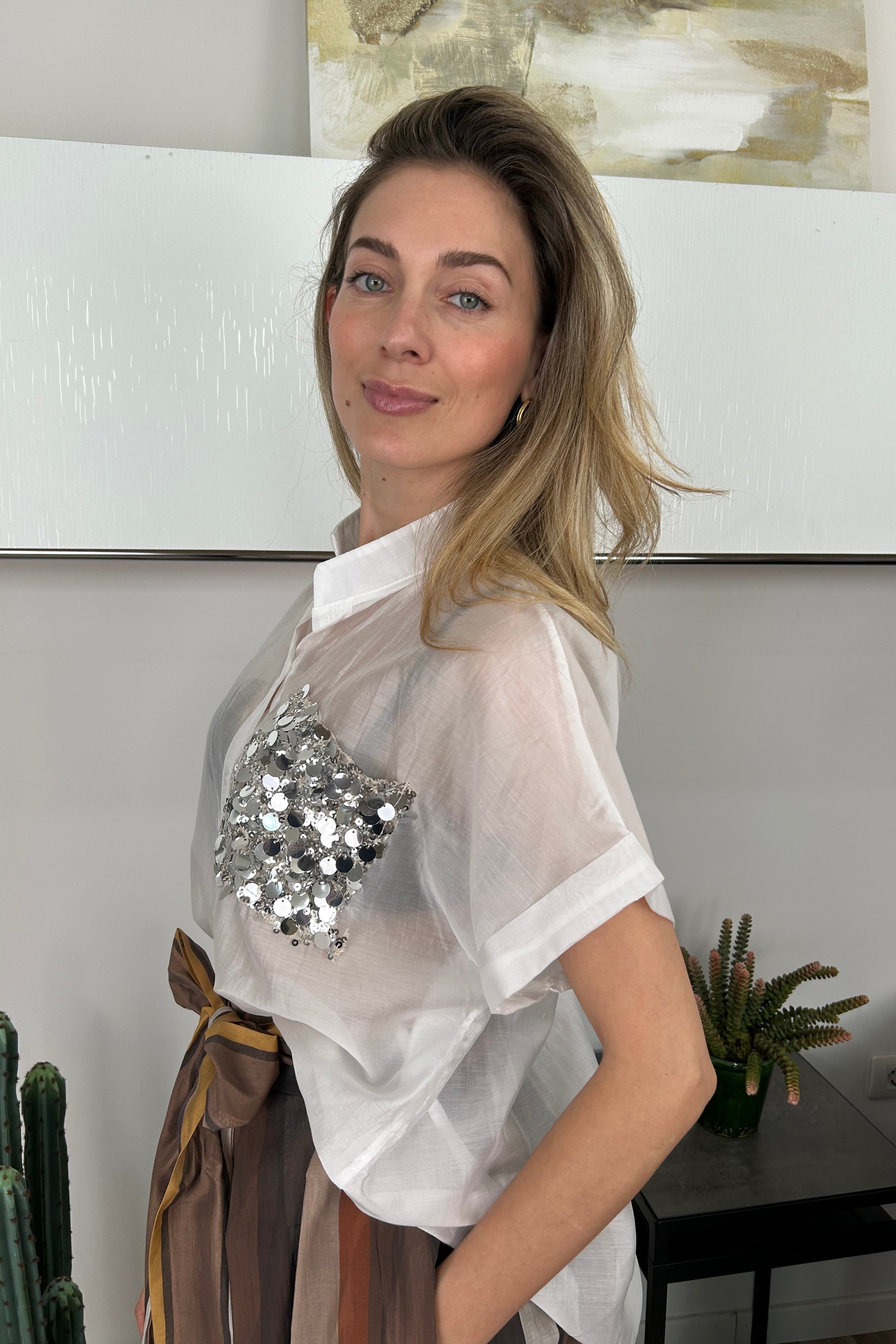 CAMICIA IN TENCEL SEMITRASPARENTE CON DETTAGLIO TASCA IN PAILLETTES COL BIANCO