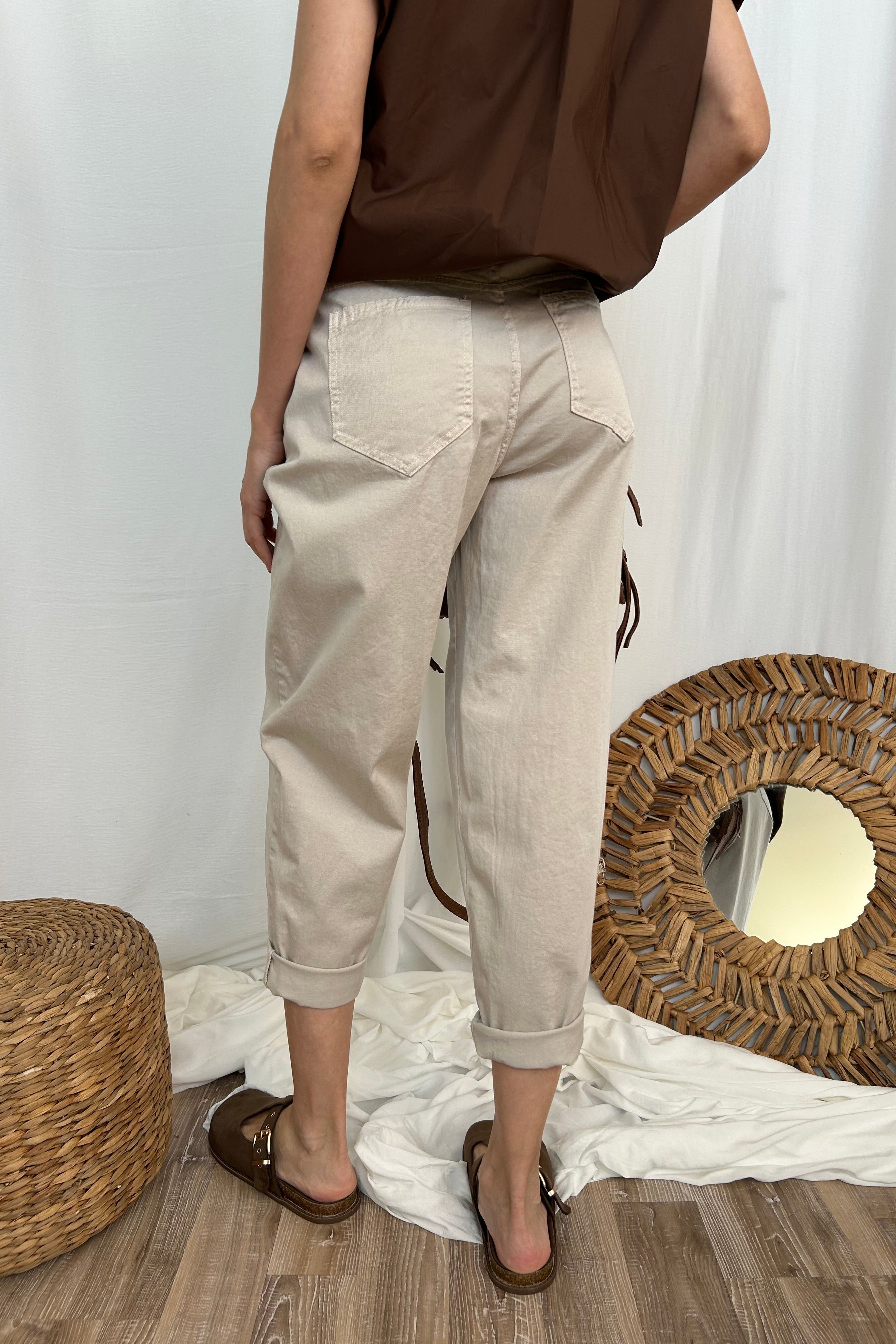 PANTALONE AD OVETTO CON CINTURA COL GESSO
