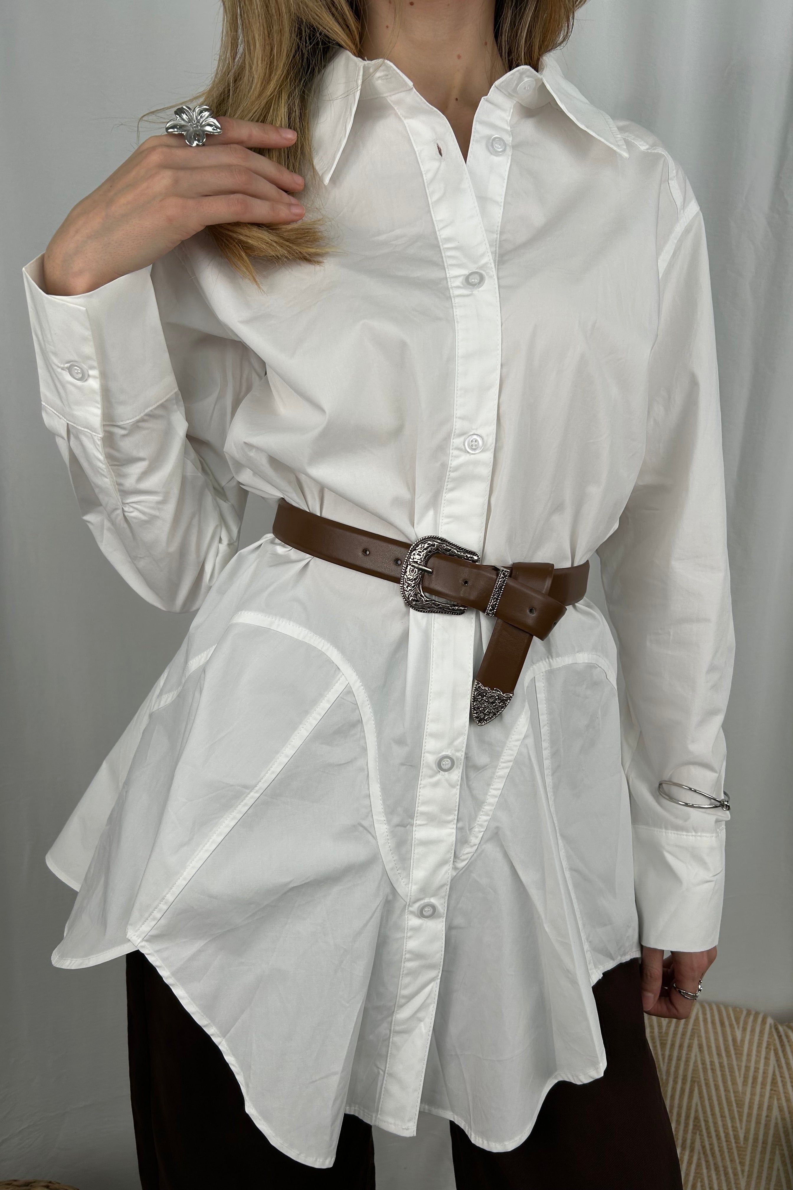 CAMICIA TUNICA ASIMMETRICA CON CINTURA RIFINITURE ARGENTO INCISE COL BIANCO