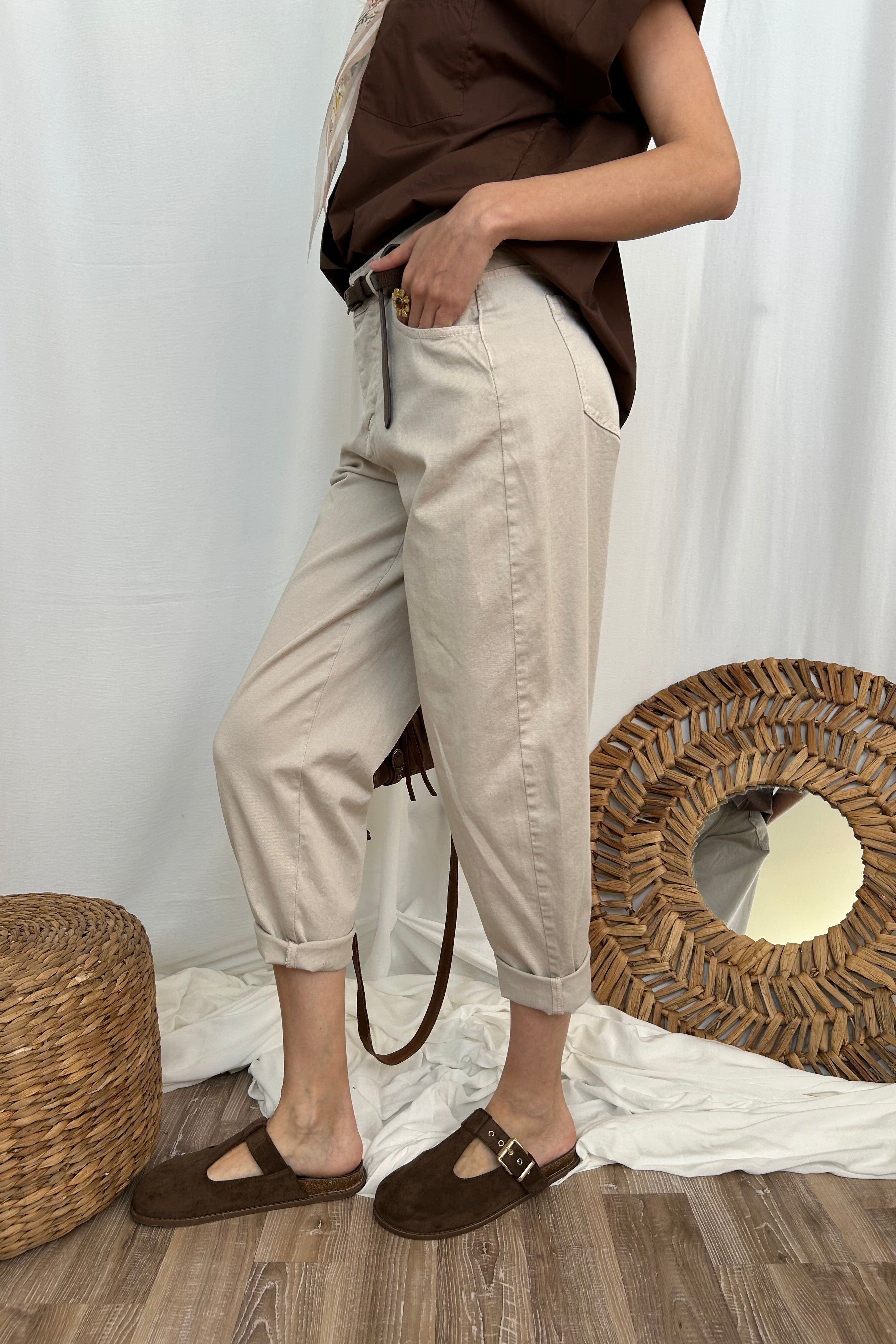 PANTALONE AD OVETTO CON CINTURA COL GESSO