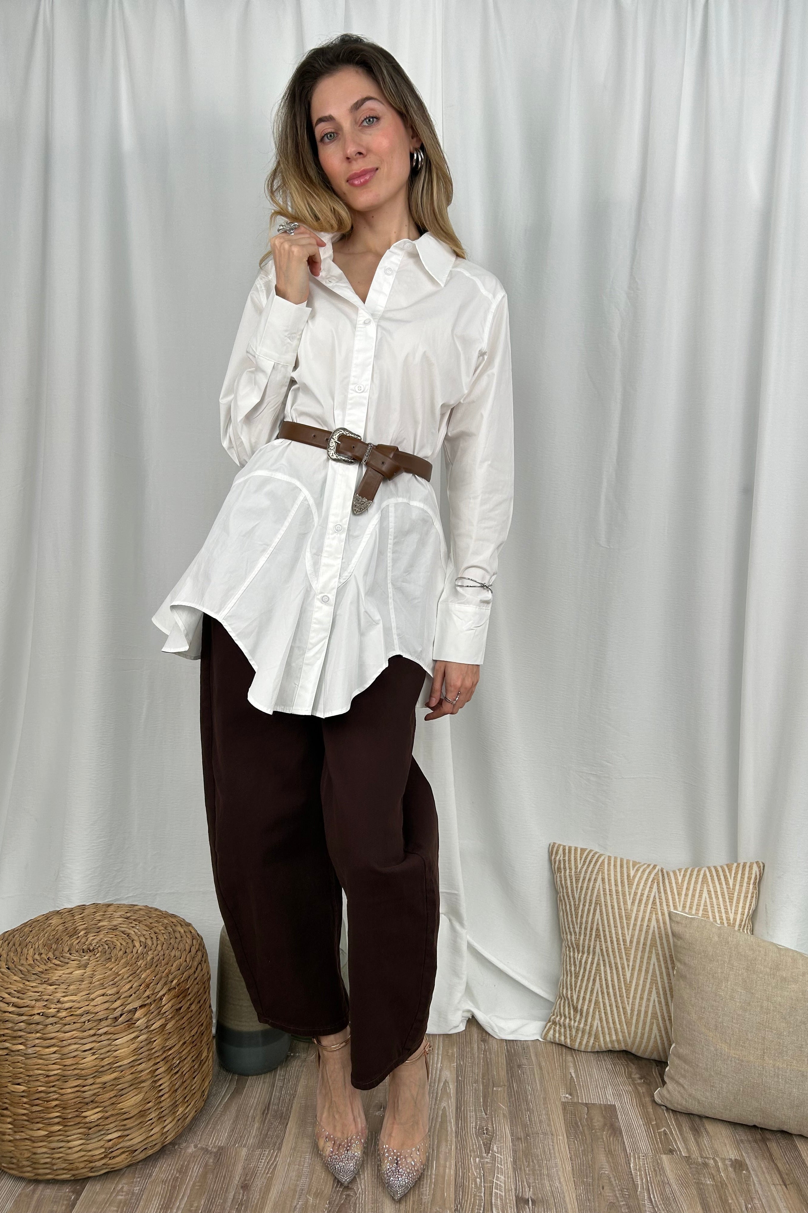 CAMICIA TUNICA ASIMMETRICA CON CINTURA RIFINITURE ARGENTO INCISE COL BIANCO