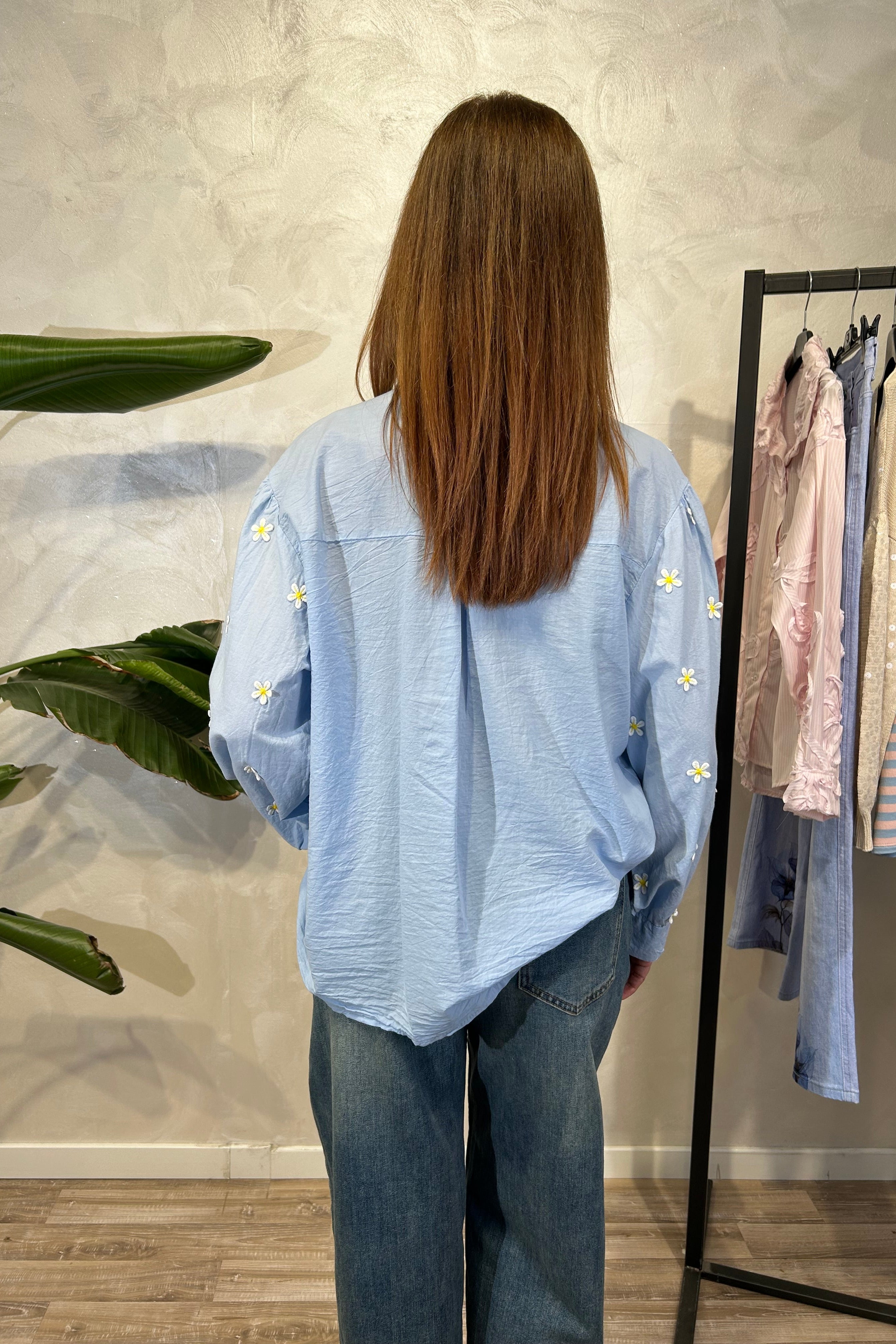 CAMICIA IN COTONE CON PICCOLI RICAMI FLOREALI COL. CELESTE