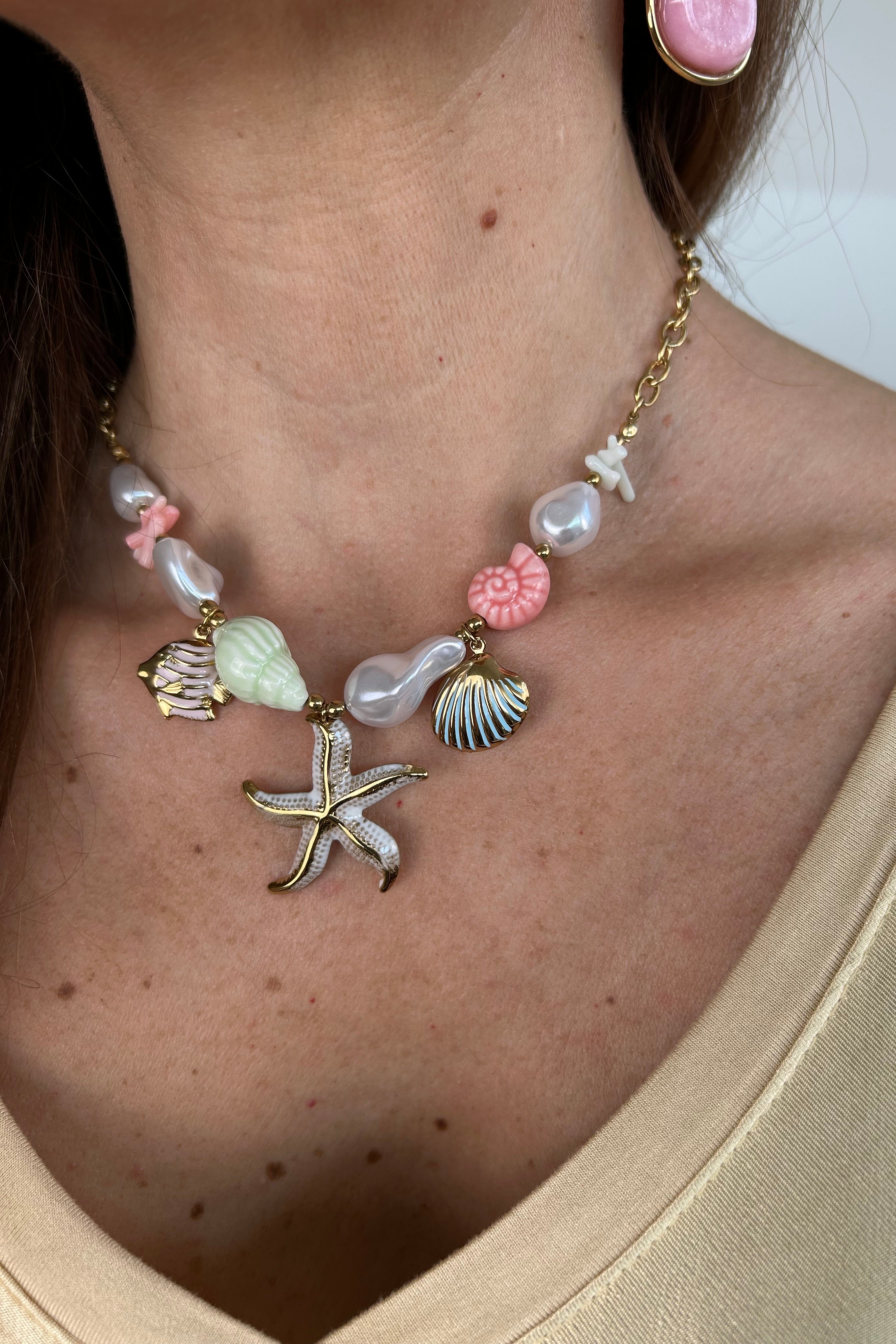 COLLANA ORO CON PERLE COLORATE E CIONDOLI MARINI