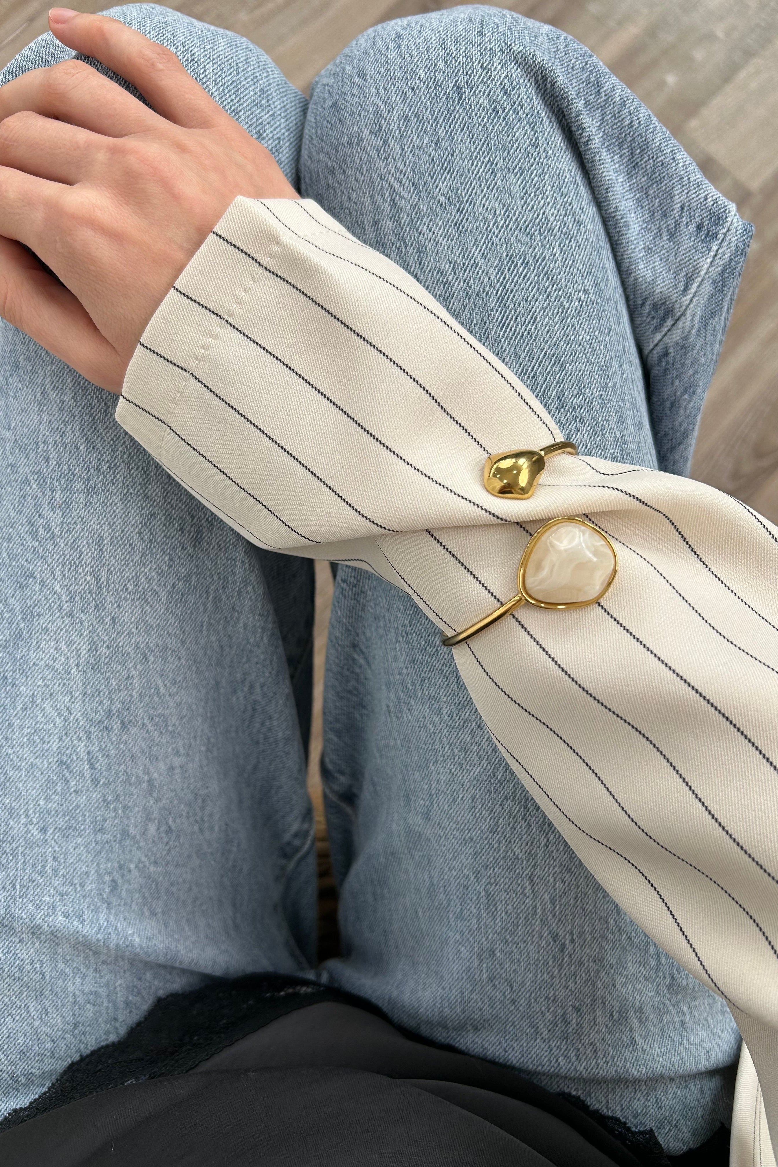 BRACCIALE APERTO CON DETTGLIO LUCIDO E PIETRA