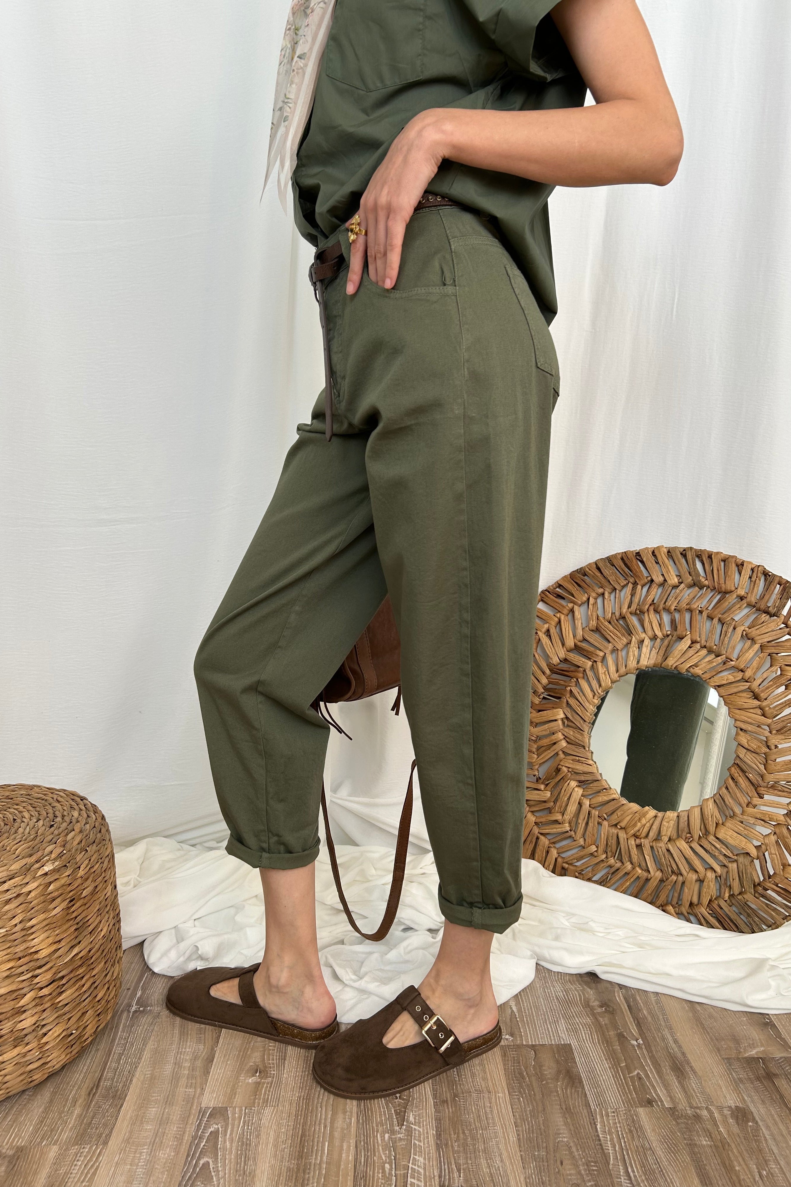 PANTALONE AD OVETTO CON CINTURA COL VERDE MILITARE