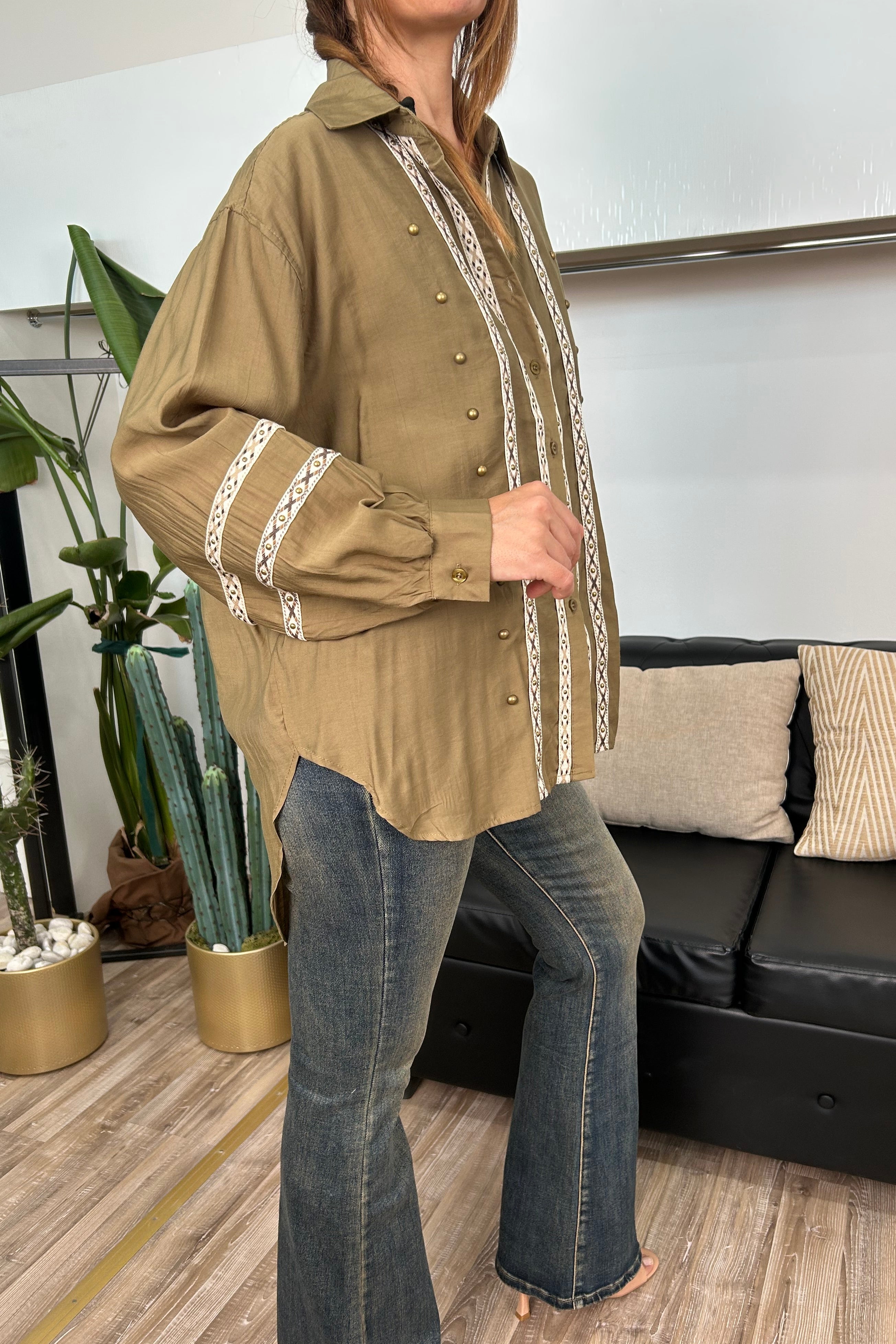 CAMICIA OVER CON PASSAMANERIA E DETTAGLI IN BORCHIE COL. VERDE OLIO