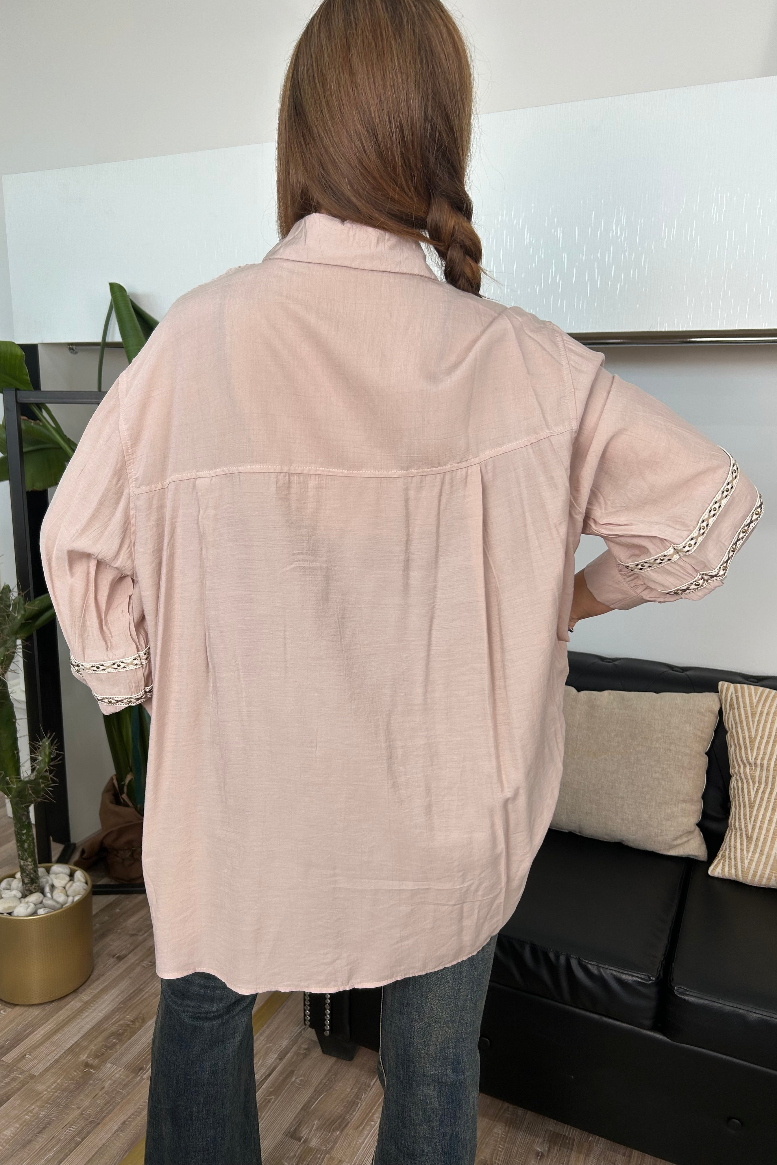 CAMICIA OVER CON PASSAMANERIA E DETTAGLI IN BORCHIE COL. CIPRIA
