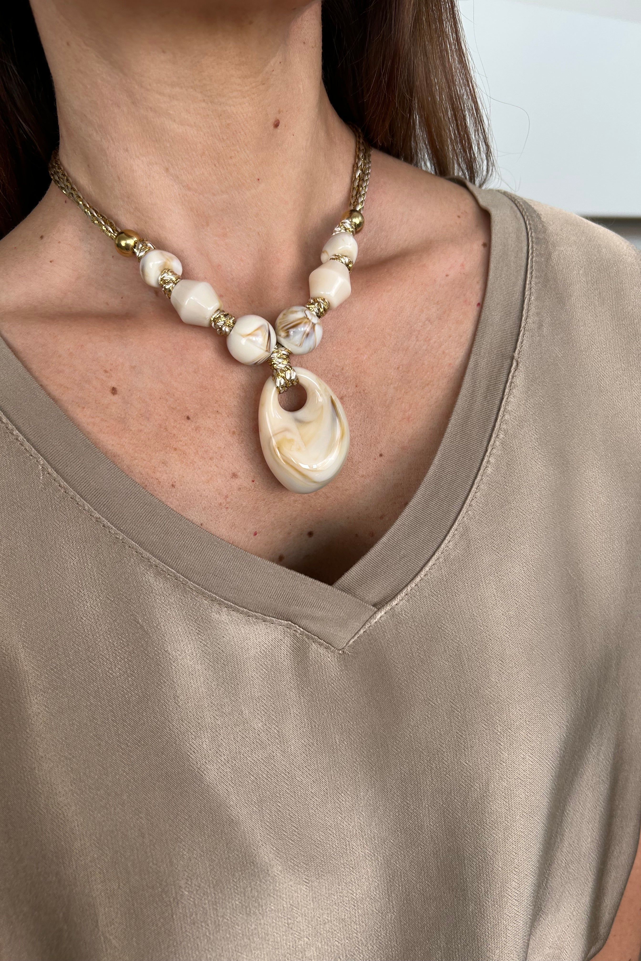 COLLANA CORDA INTRECCIATA BICOLOR CON VARI ELEMENTI EFFETTO MARMO VENATO