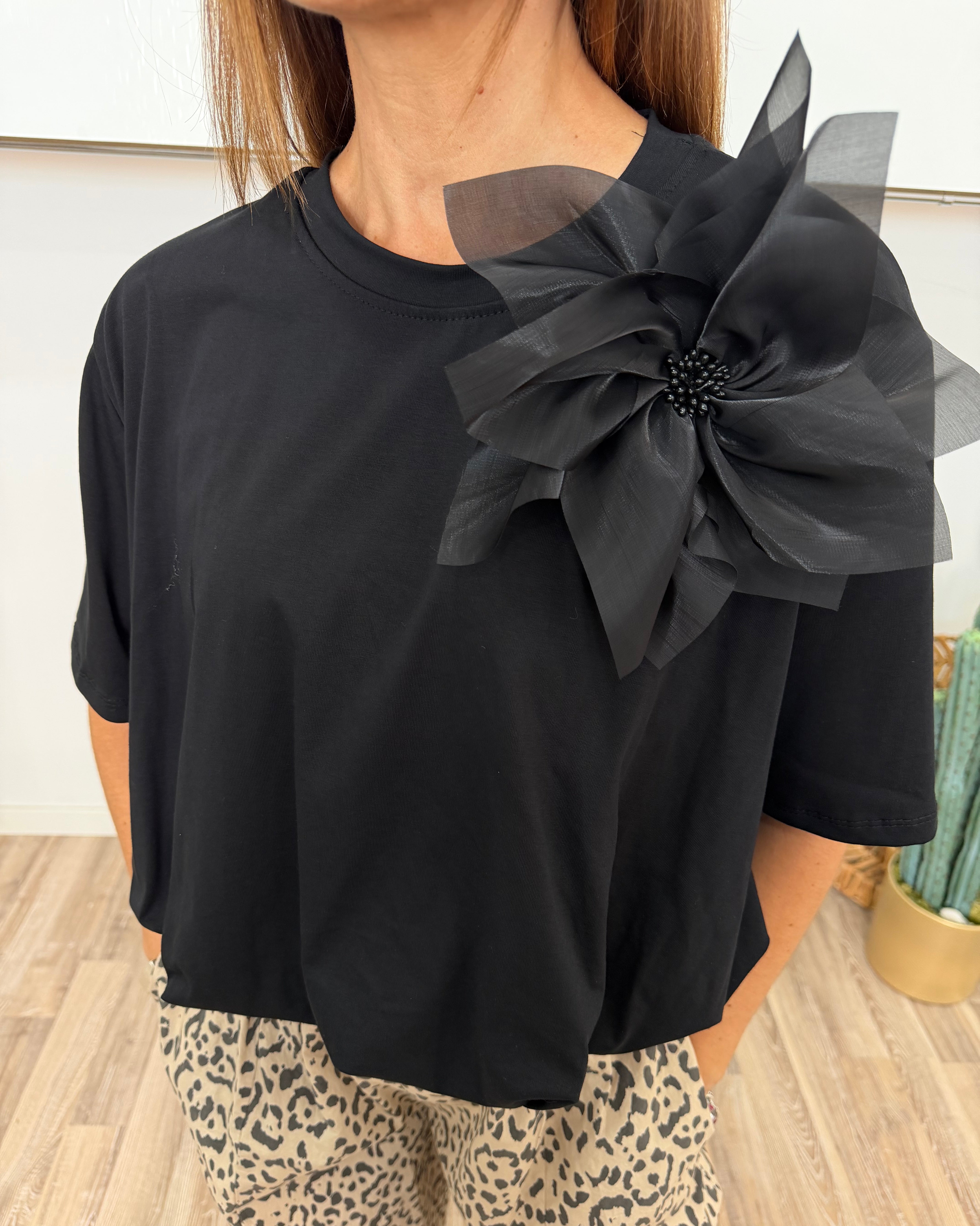 TOP OVER BALLOON CON MAXI FIORE APPLICATO COL.NERO