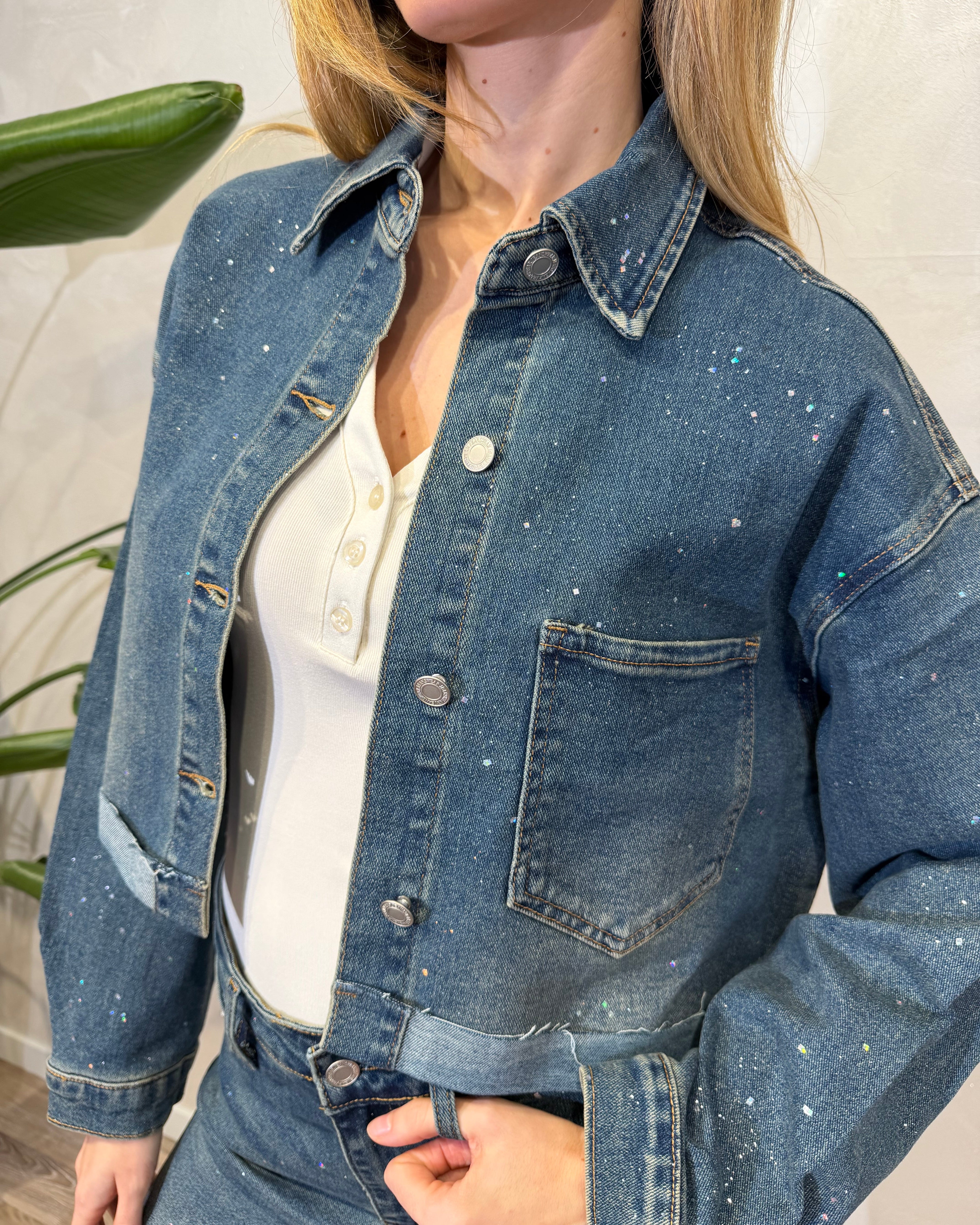 GIUBBOTTO DENIM CON DETTAGLI EFFETTO SPRUZZO CON STRASS COL. DENIM