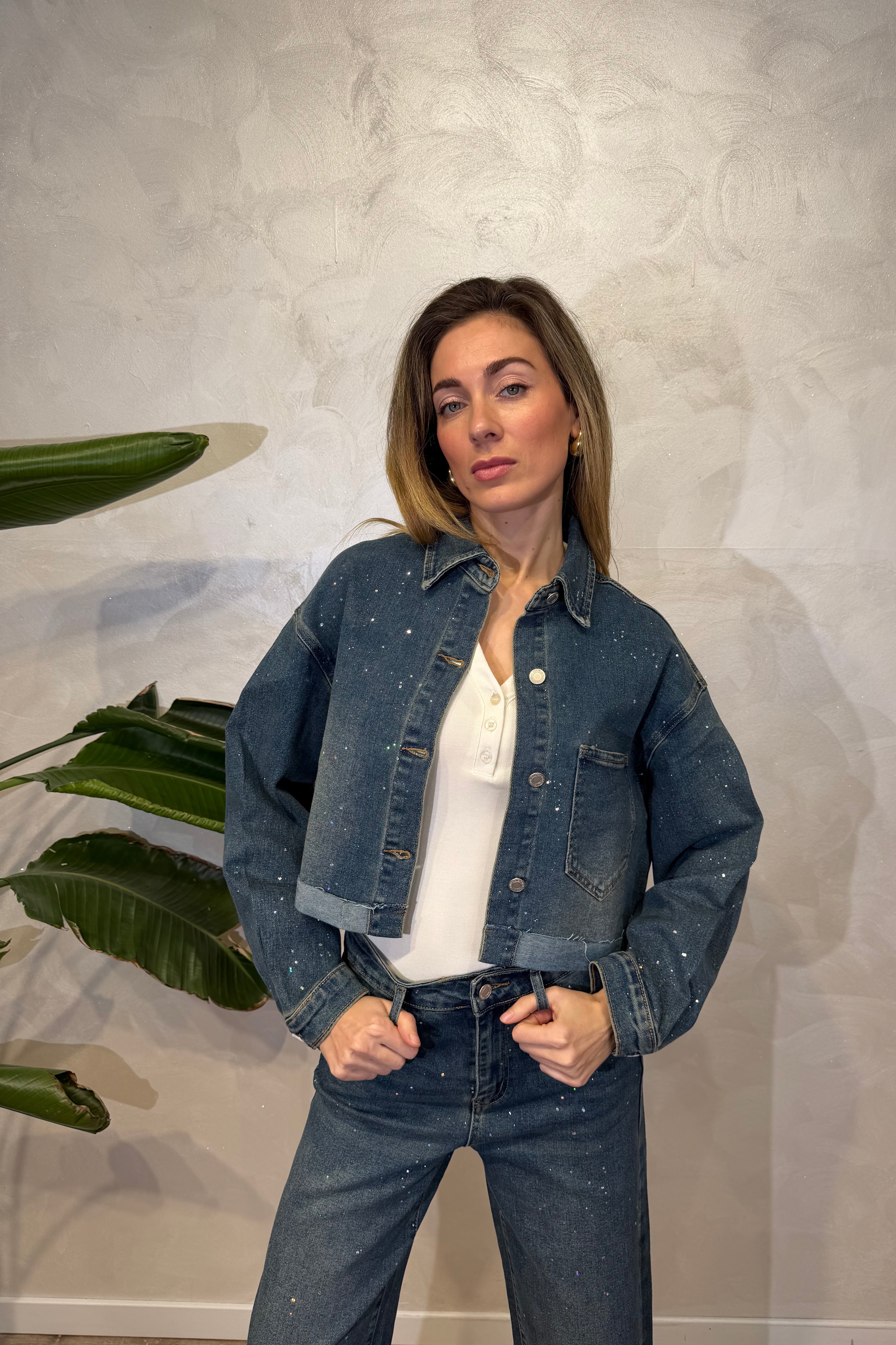 GIUBBOTTO DENIM CON DETTAGLI EFFETTO SPRUZZO CON STRASS COL. DENIM