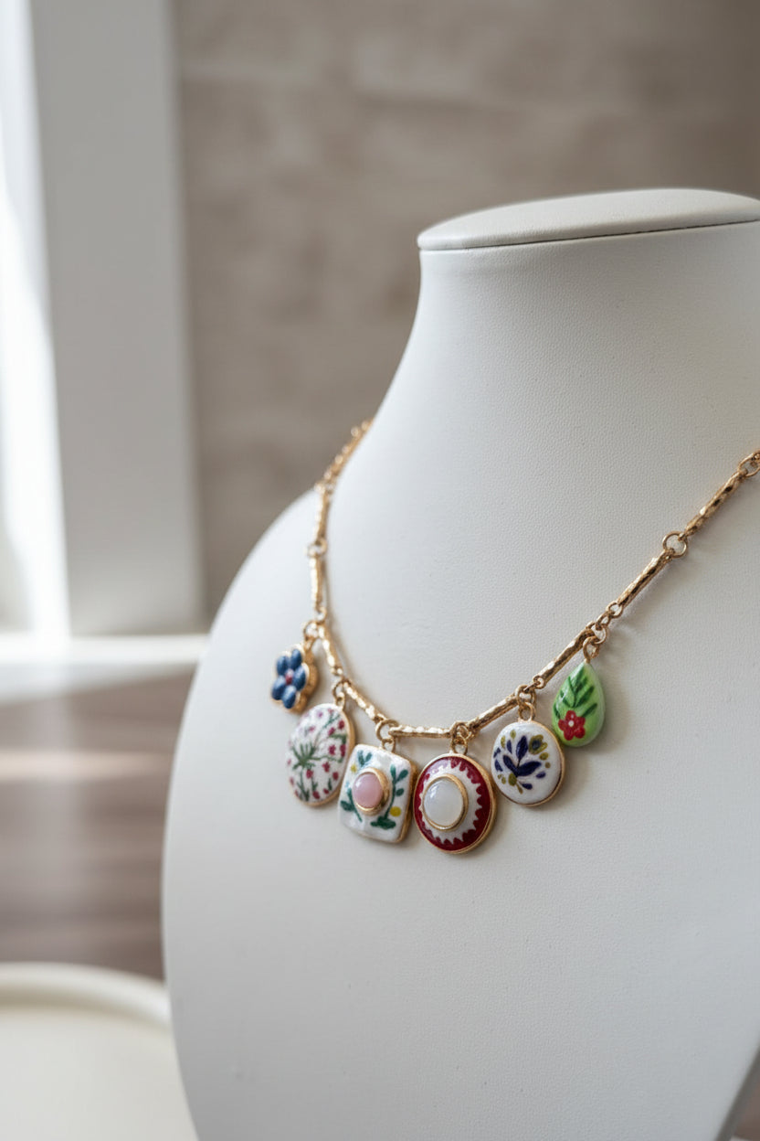 COLLANA CHARMS SMALTATI SU CATENA ORO A BASTONCINI COL. ORO