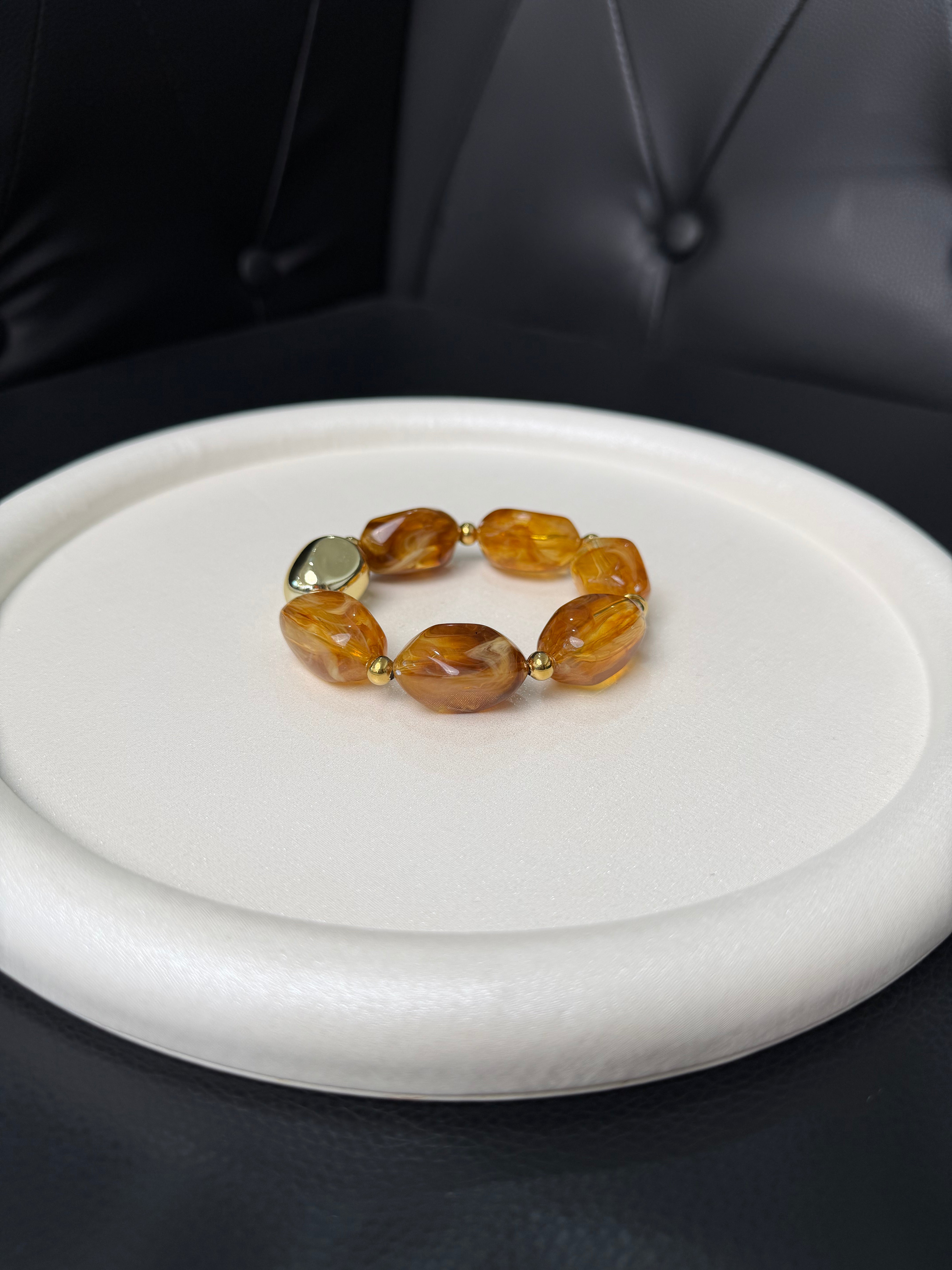 BRACCIALE CON PERLE IRREGOLARI E DISTANZIATORI ORO COL. AMBRA