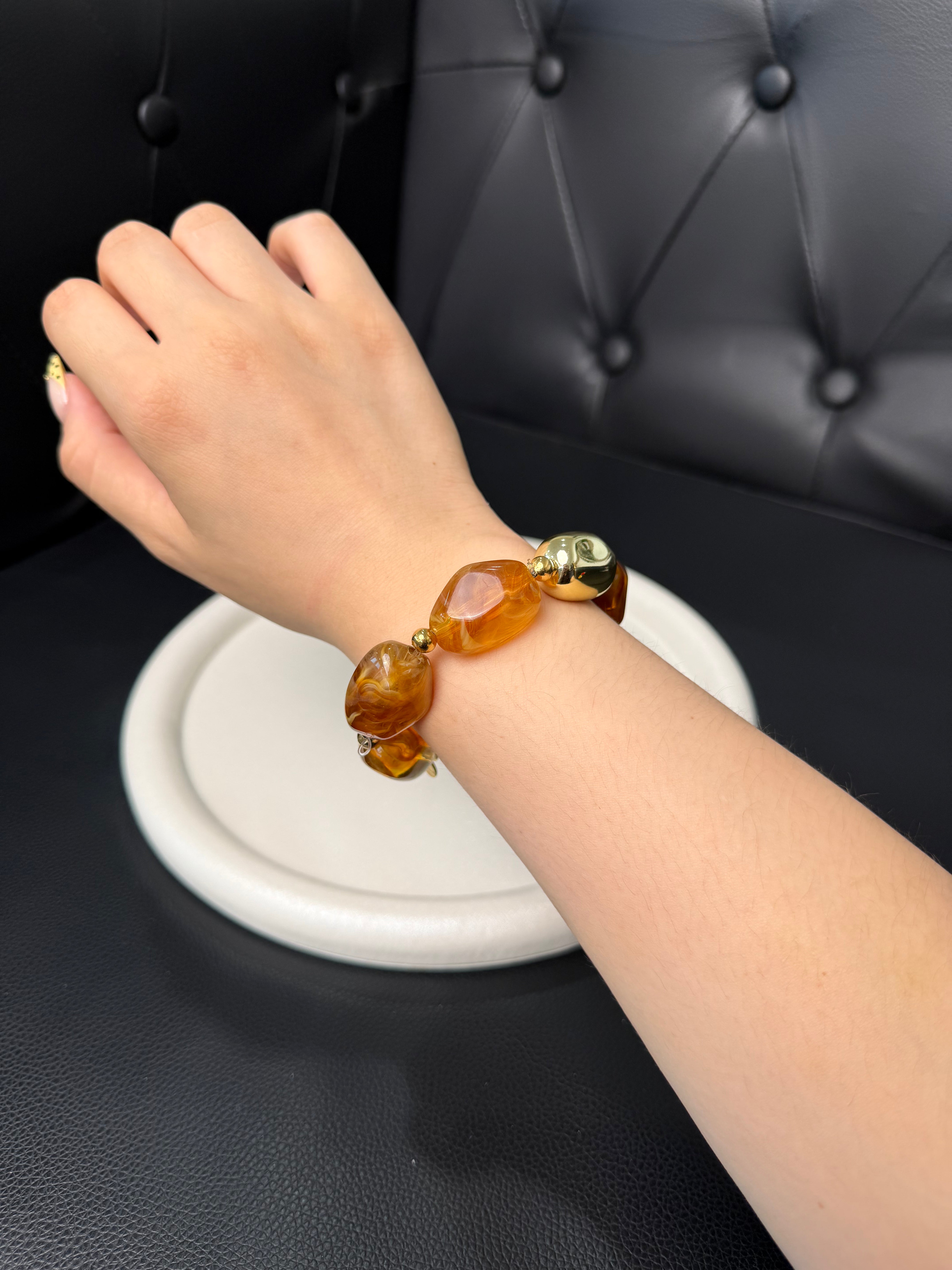 BRACCIALE CON PERLE IRREGOLARI E DISTANZIATORI ORO COL. AMBRA