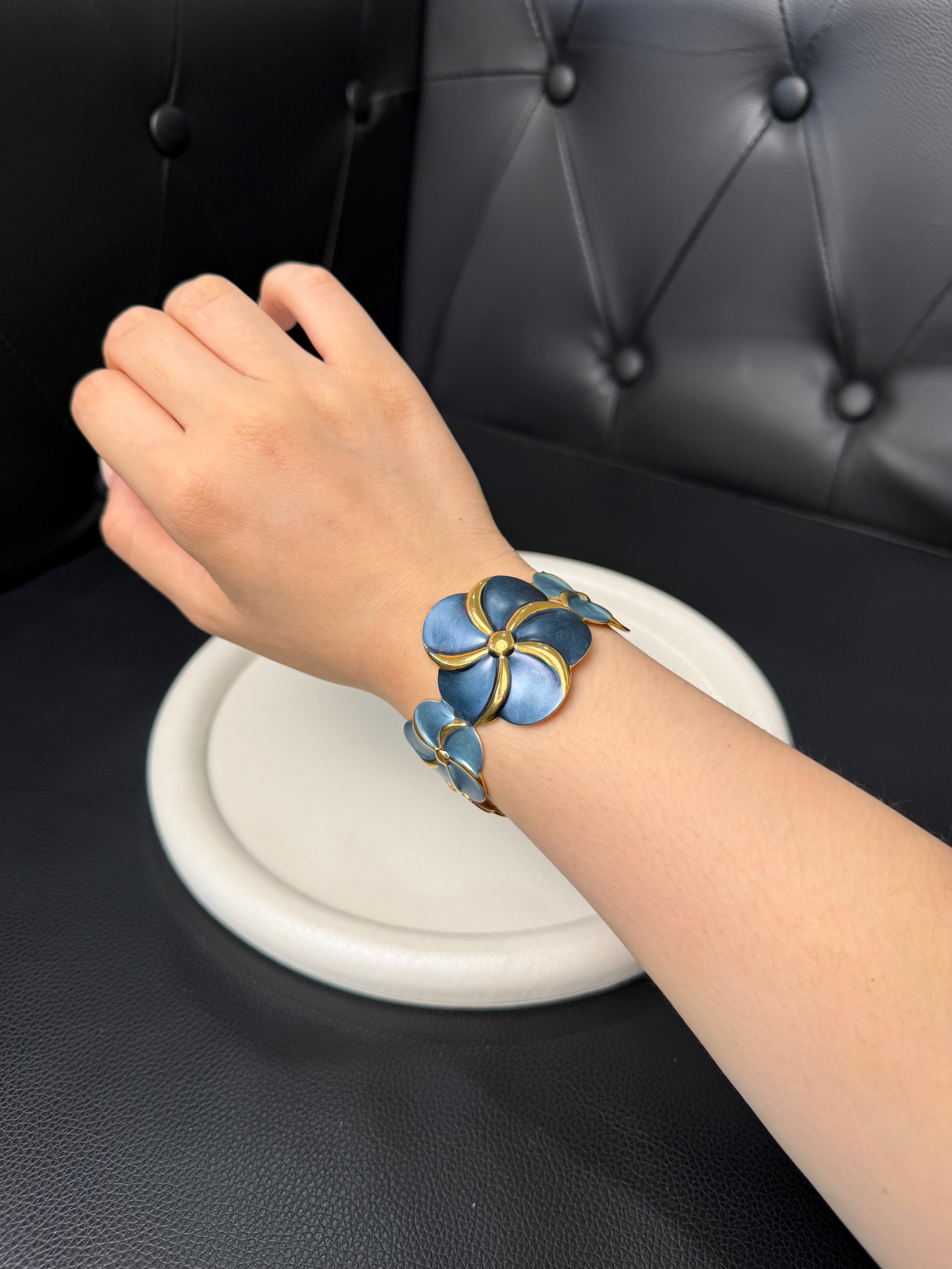 BRACCIALE FIORI BLU METALLO & PROFILI ORO
