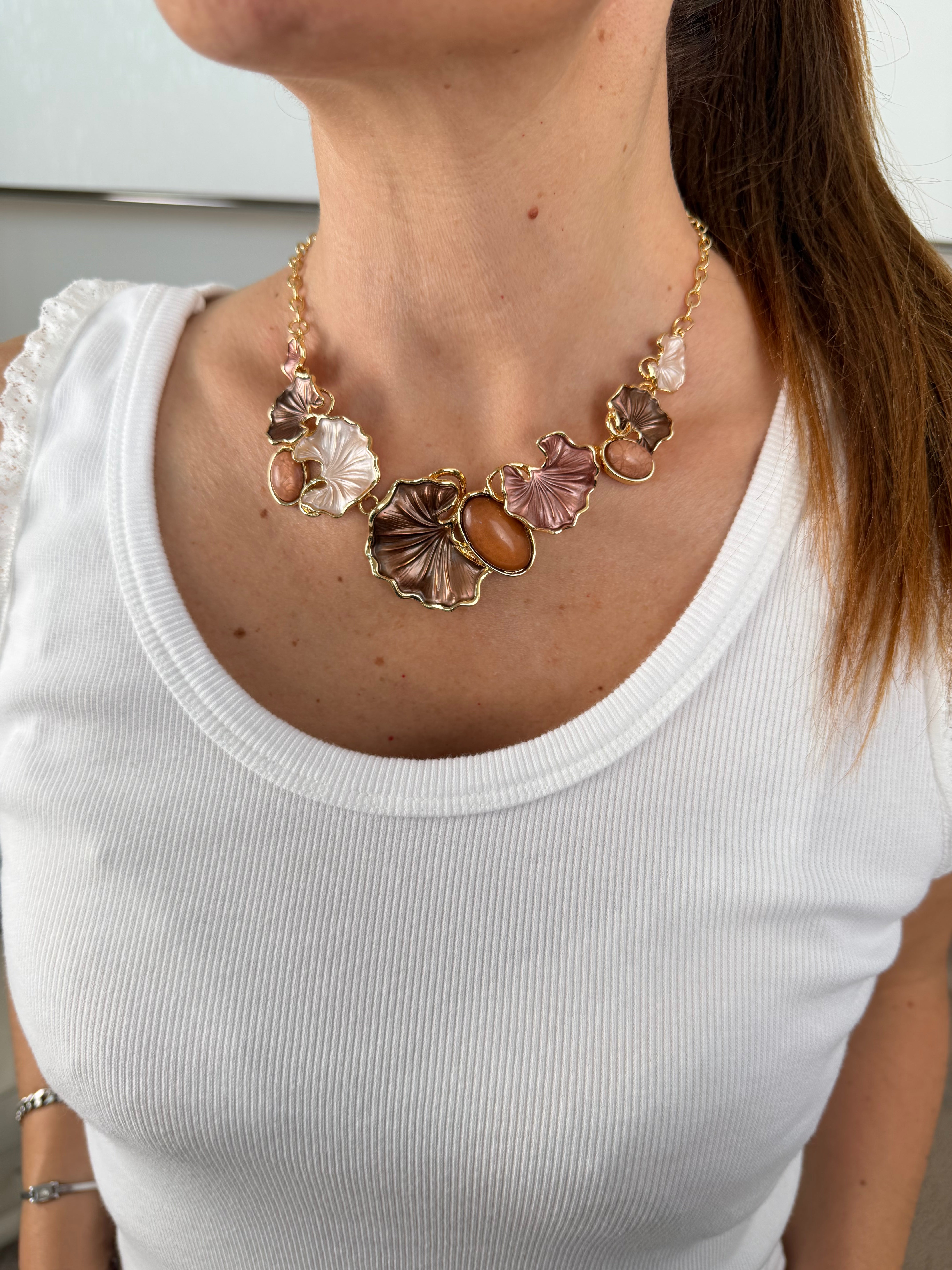 COLLANA FOGLIE CON PROFILI ORO COL.MARRONE