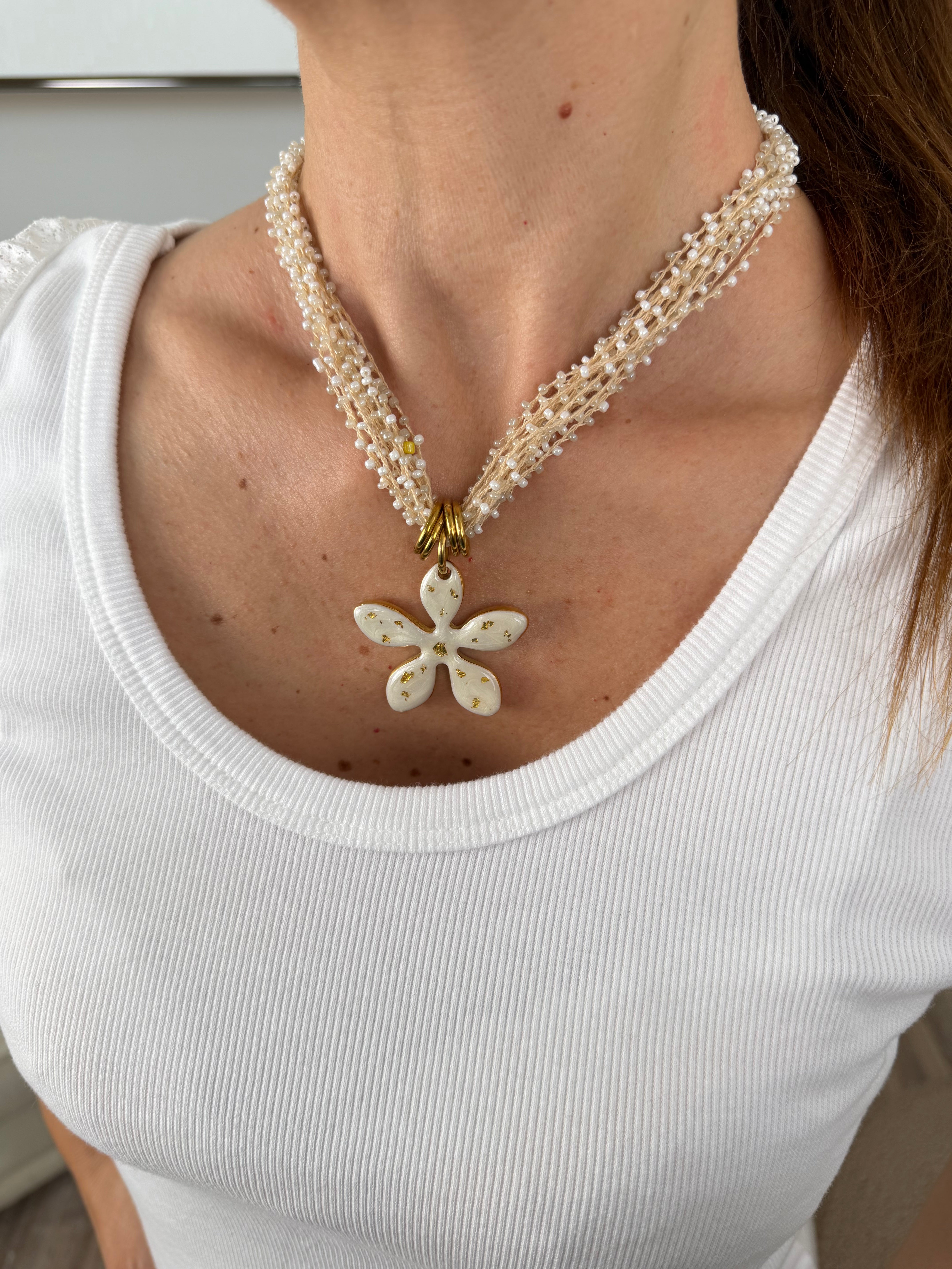COLLANA PERLINE INTRECCIATE CON FIORE BIANCO E ORO