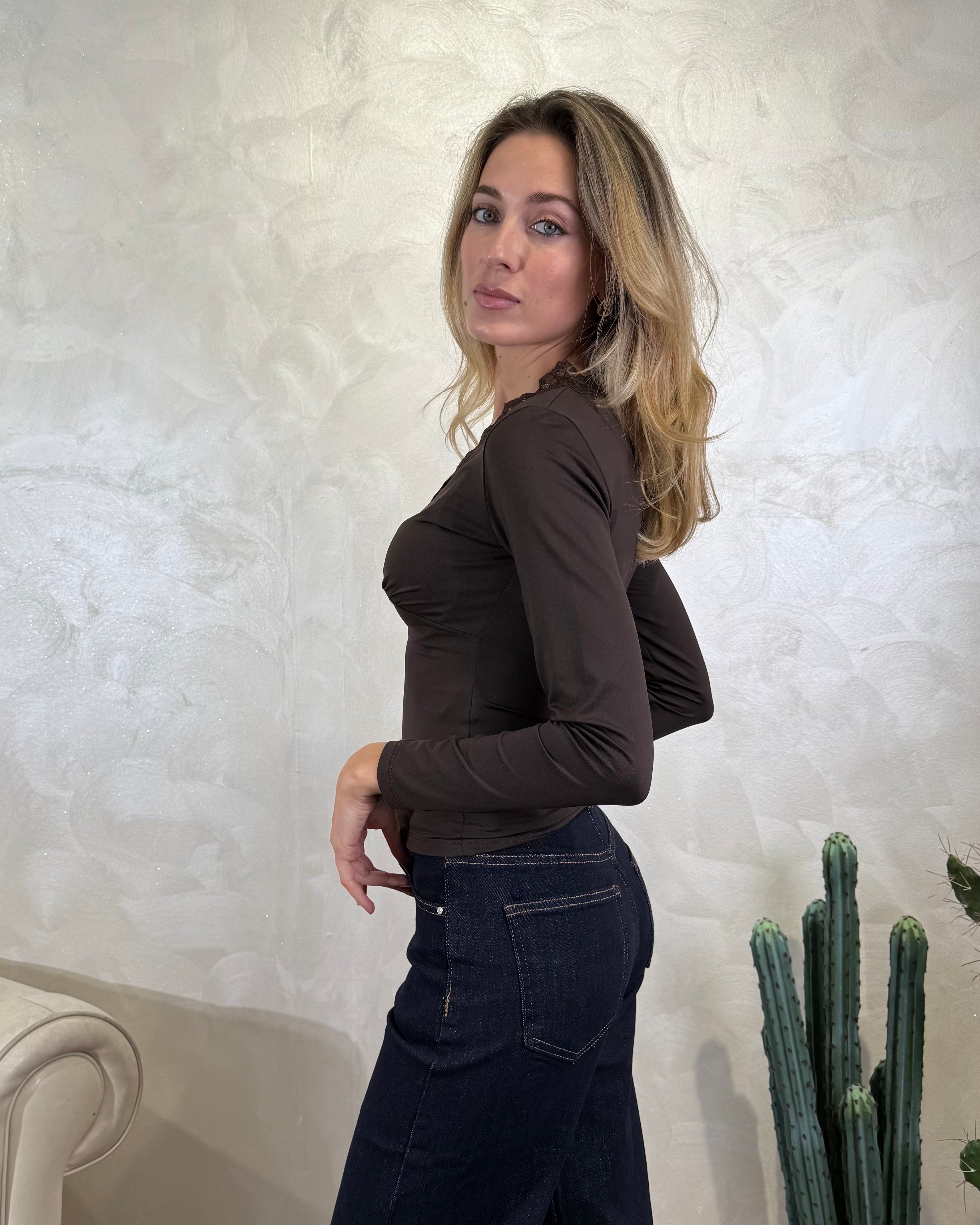 TOP  SCOLLO V  DETTAGLI PIZZO COL.MORO