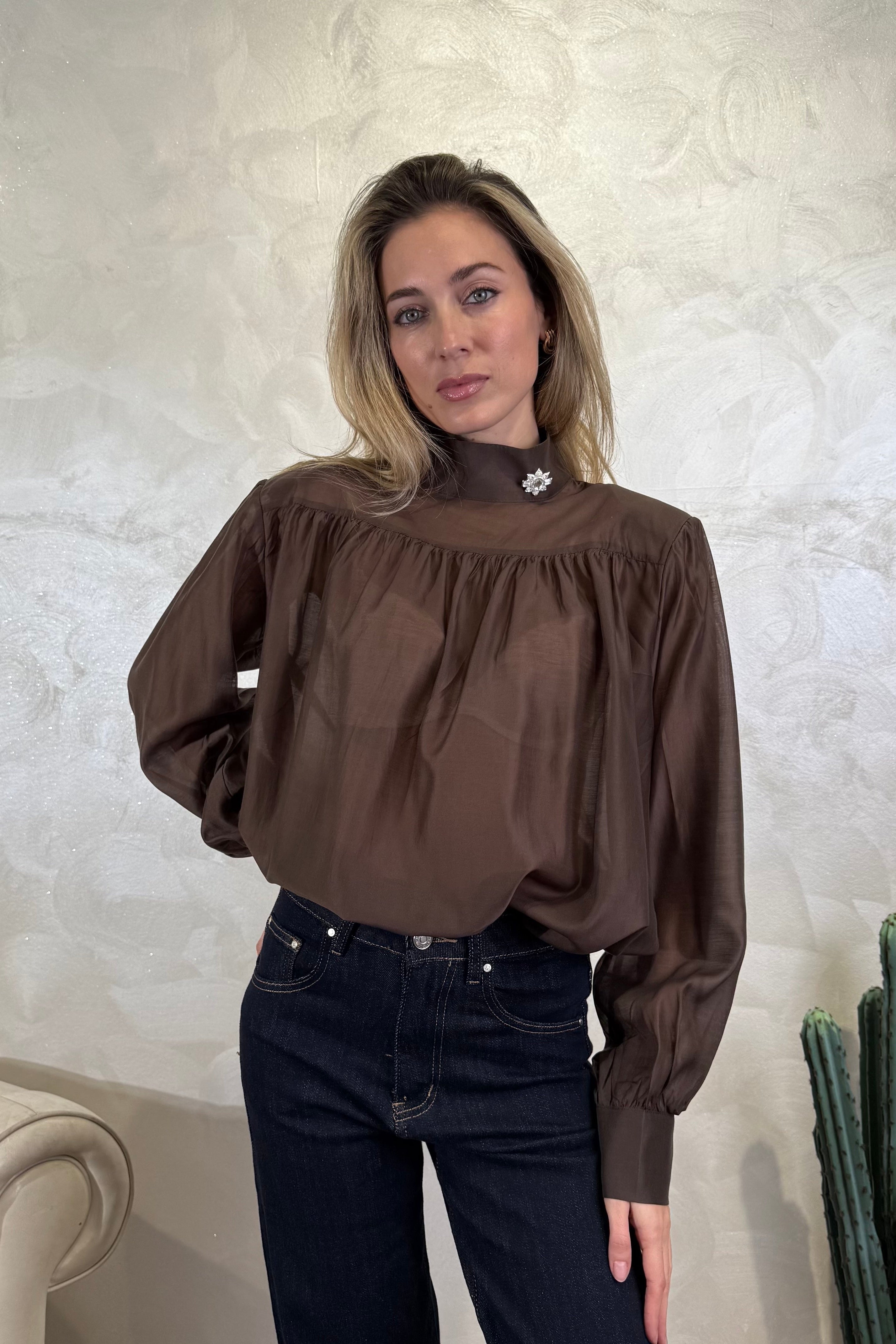 CAMICIA CON SPALLINE E DETTAGLIO GIOIELLO COL.MORO