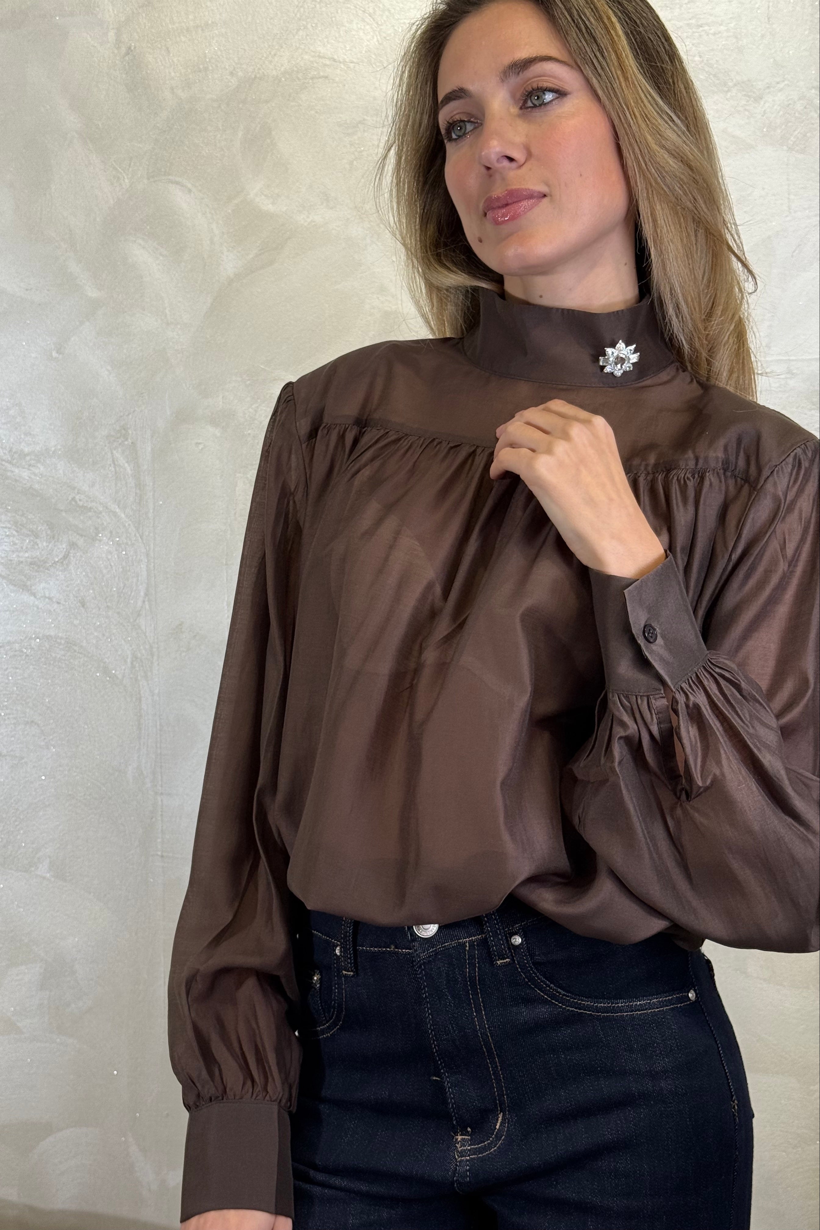 CAMICIA CON SPALLINE E DETTAGLIO GIOIELLO COL.MORO