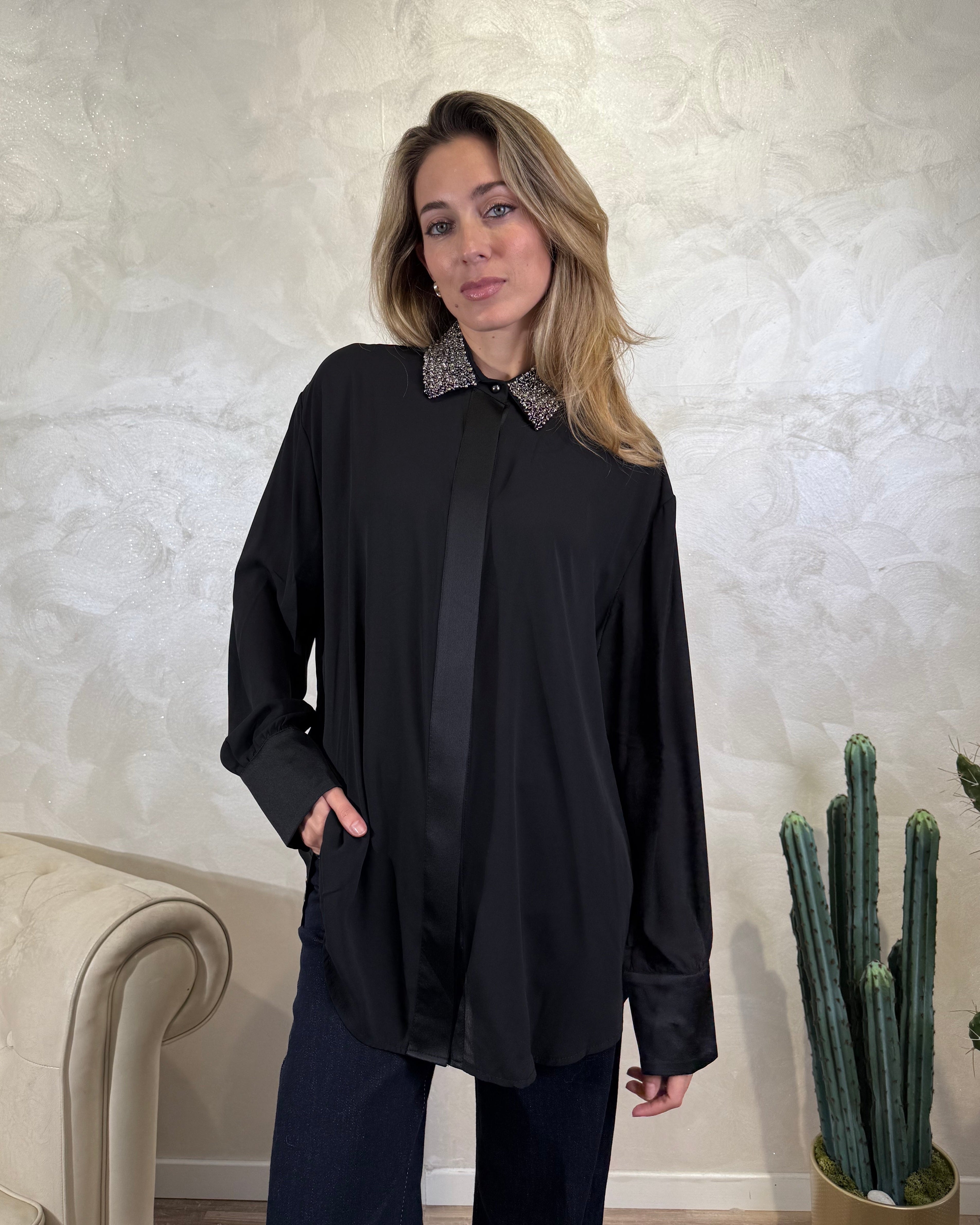 CAMICIA CON COLLO DECORATO EFFETTO METAL COL. NERO