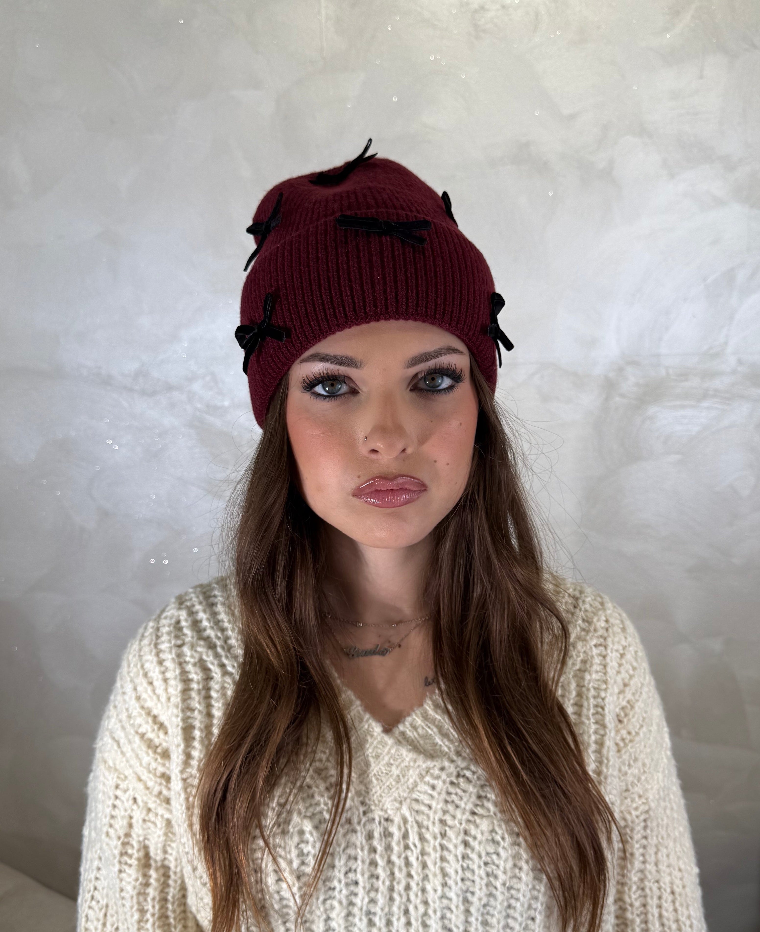CAPPELLO CUFFIA CON FIOCCHETTI COL. BORDEAUX