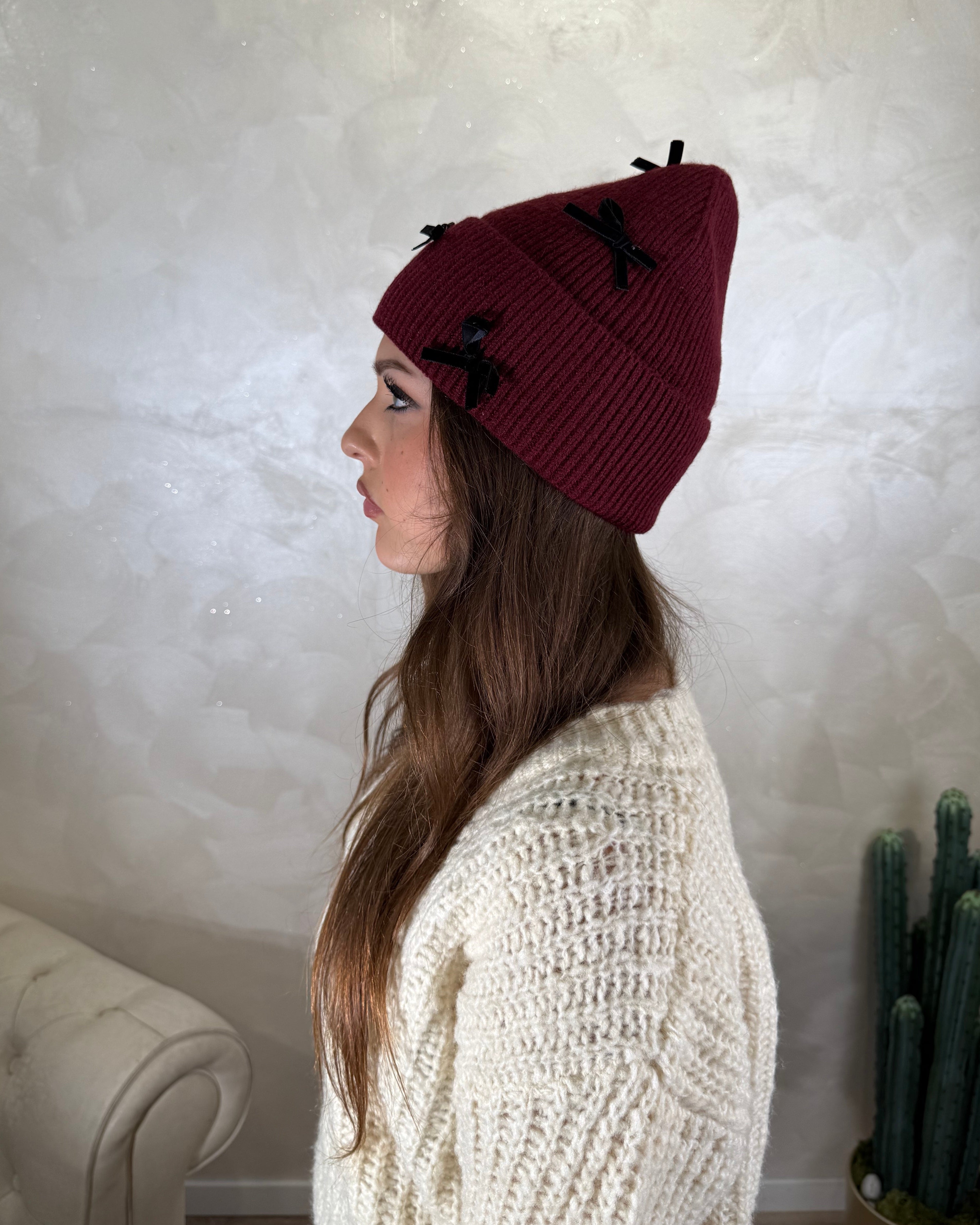 CAPPELLO CUFFIA CON FIOCCHETTI COL. BORDEAUX