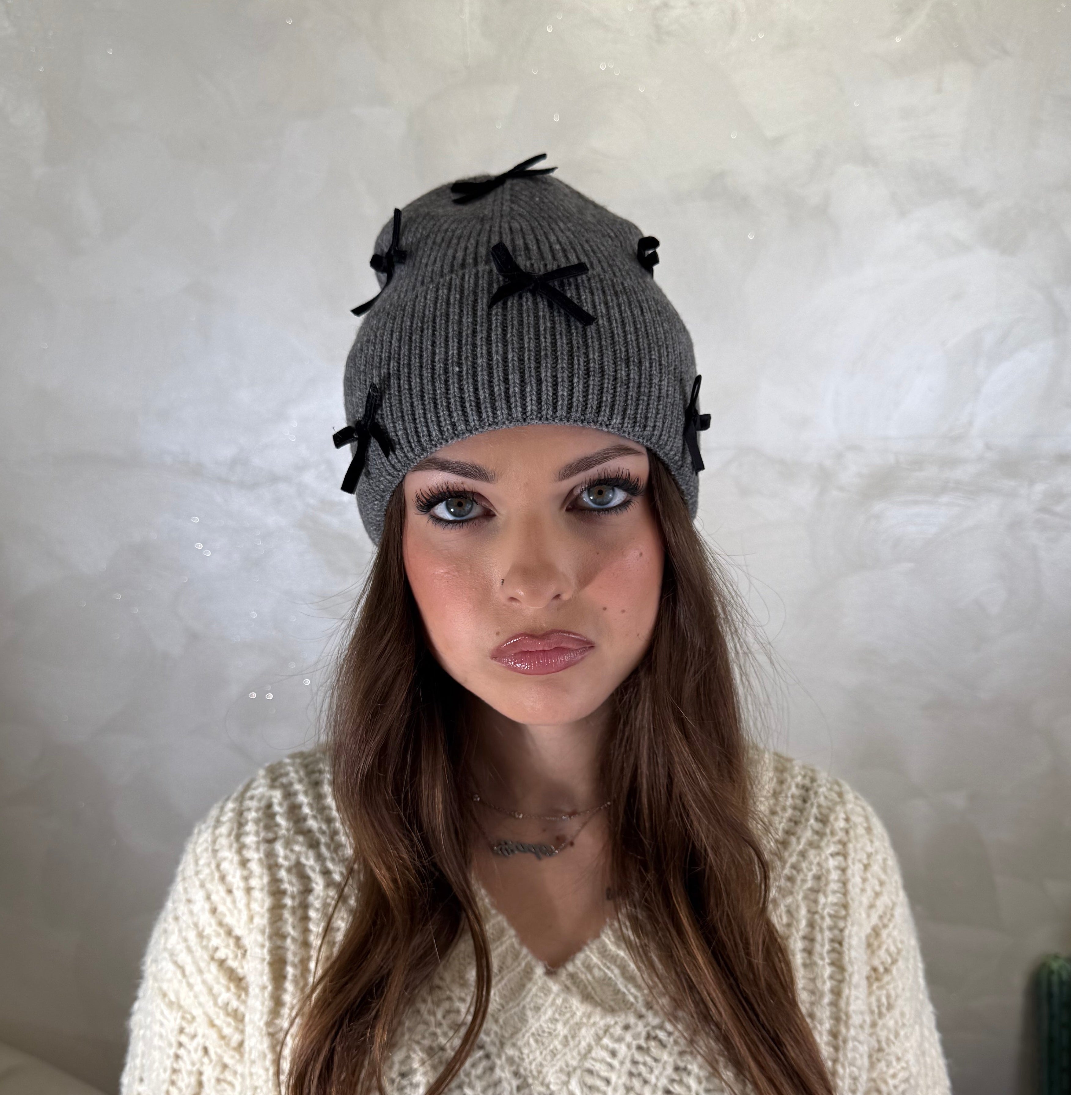 CAPPELLO CUFFIA CON FIOCCHETTI COL. GRIGIO