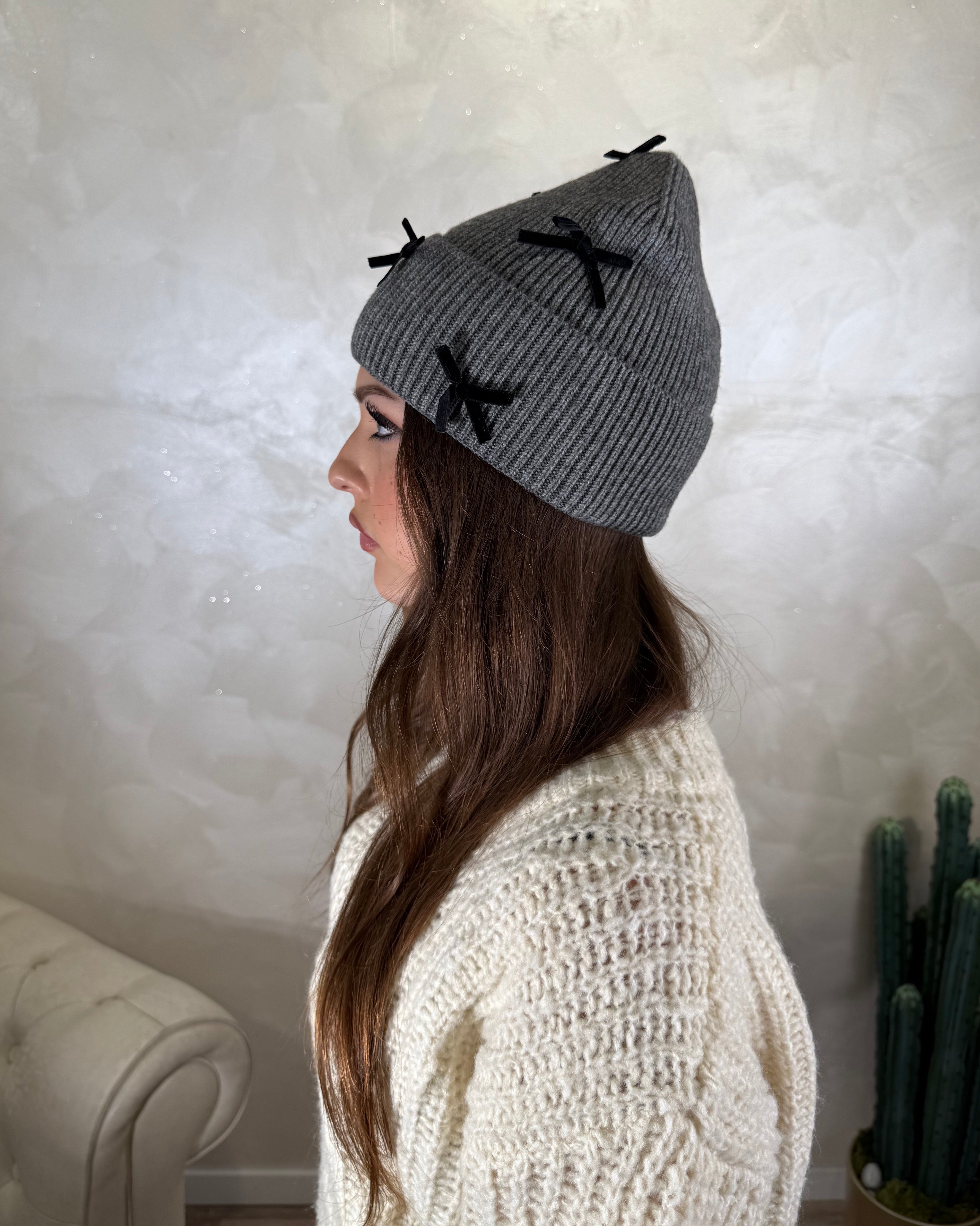 CAPPELLO CUFFIA CON FIOCCHETTI COL. GRIGIO