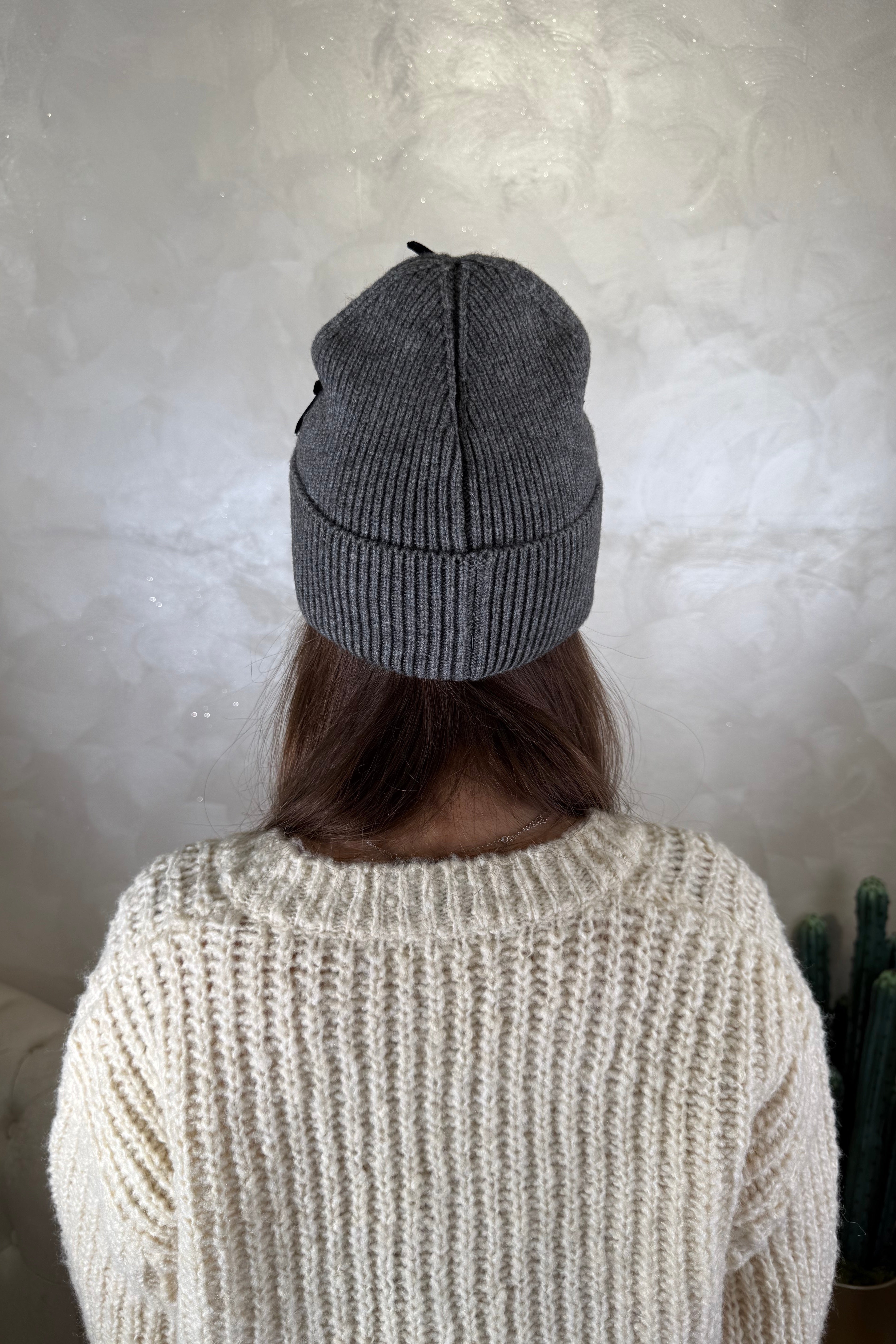 CAPPELLO CUFFIA CON FIOCCHETTI COL. GRIGIO