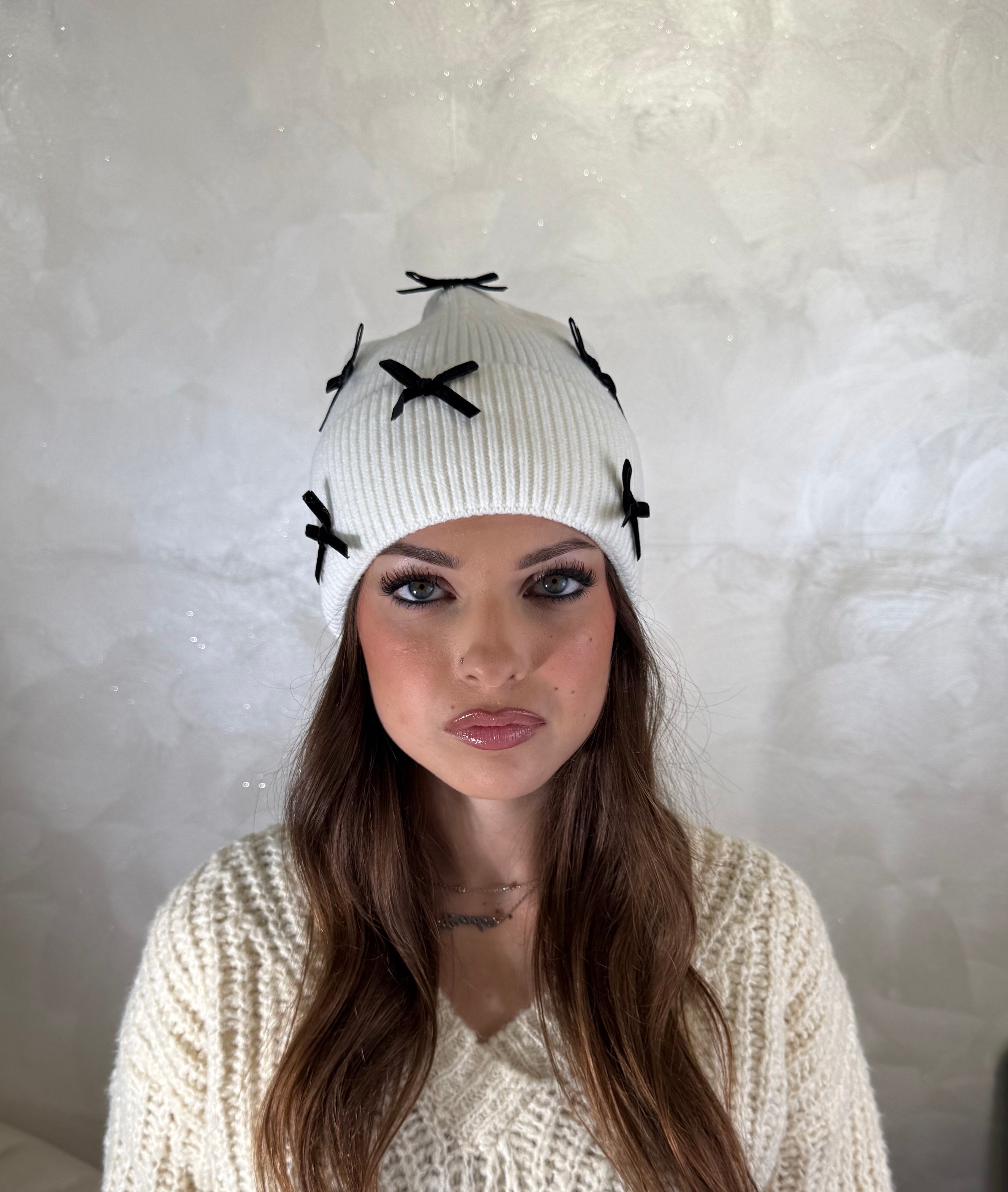 CAPPELLO CUFFIA CON FIOCCHETTI COL. BIANCO