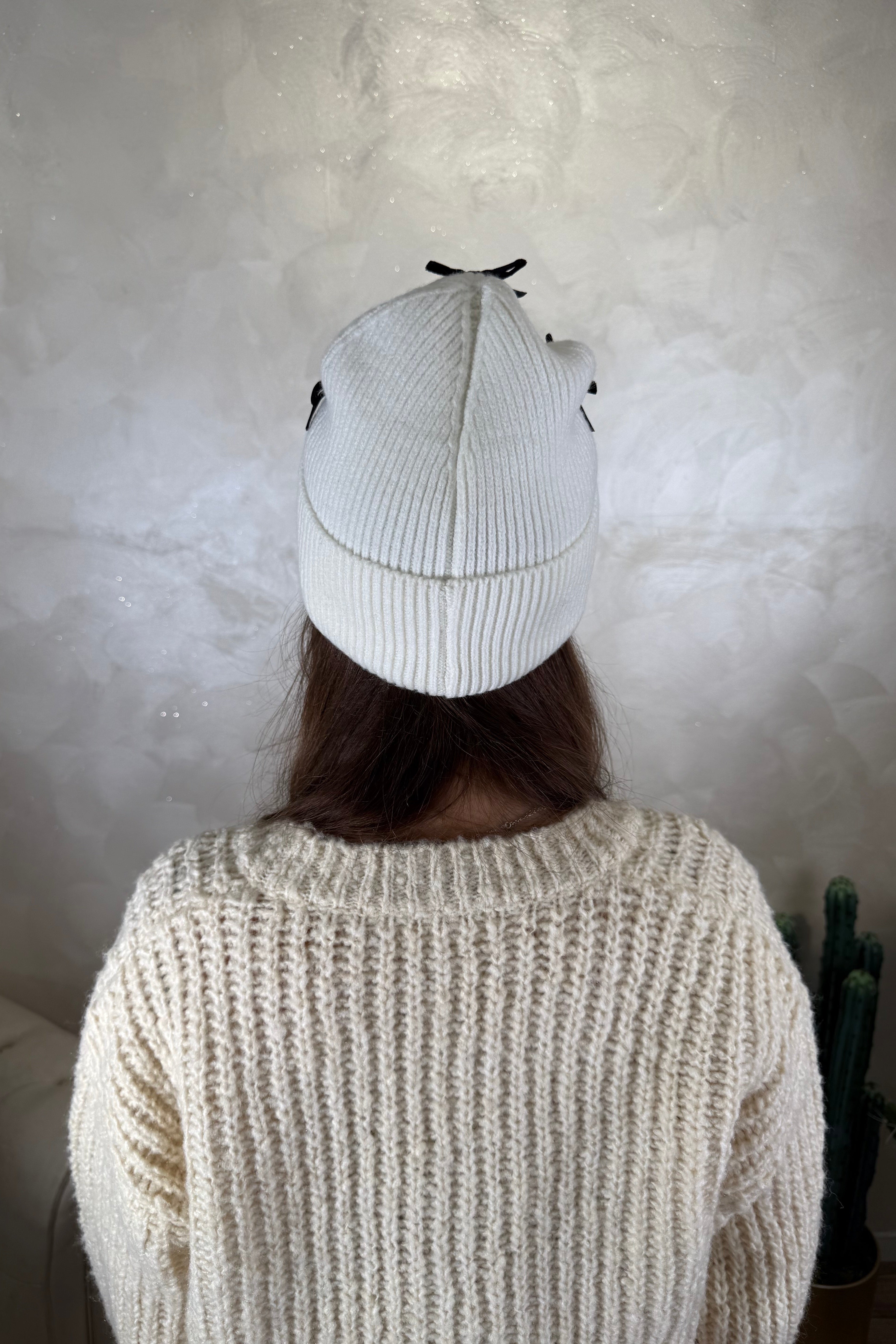 CAPPELLO CUFFIA CON FIOCCHETTI COL. BIANCO