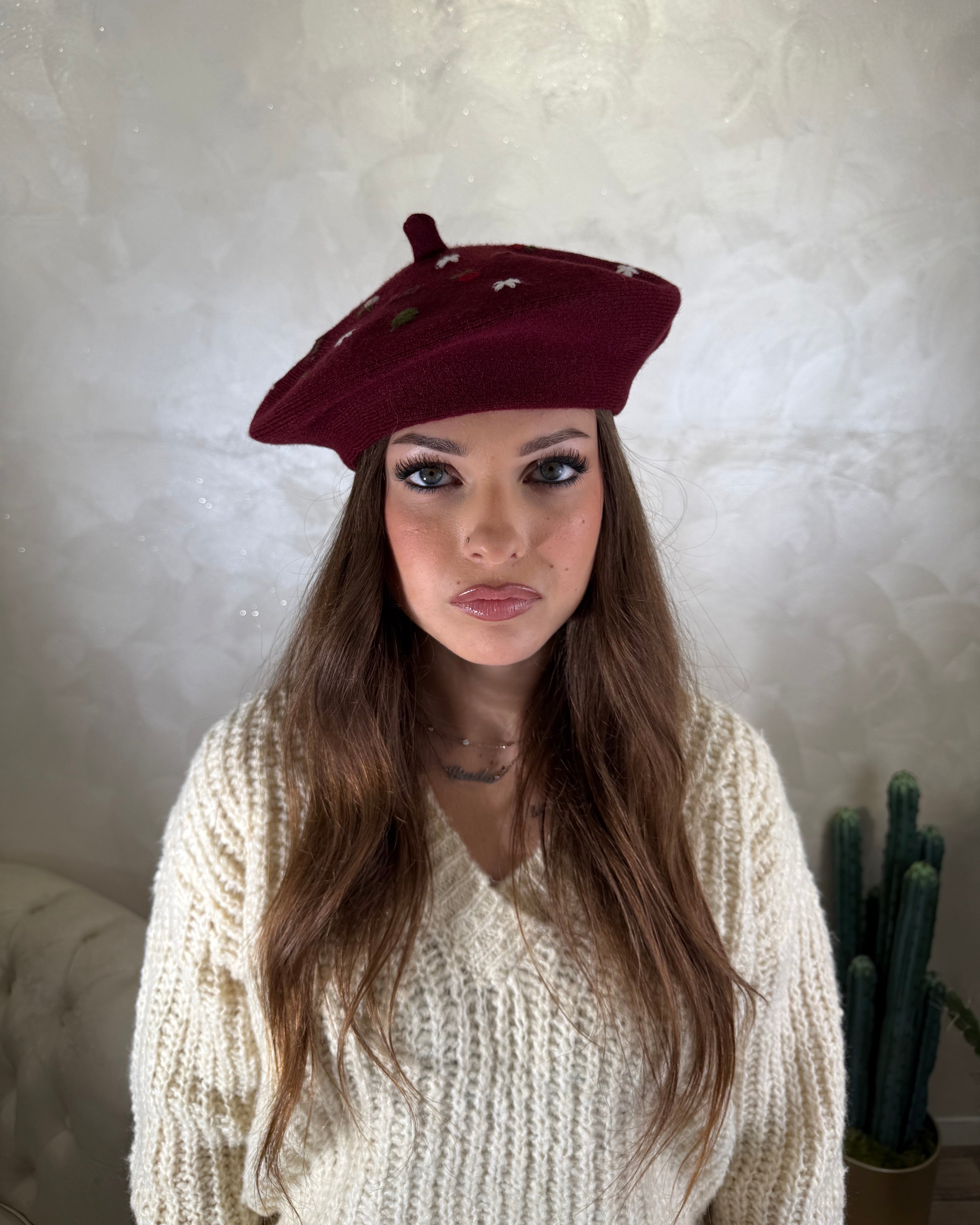 CAPPELLINO BASCO CON RICAMI COL.BORDEAUX