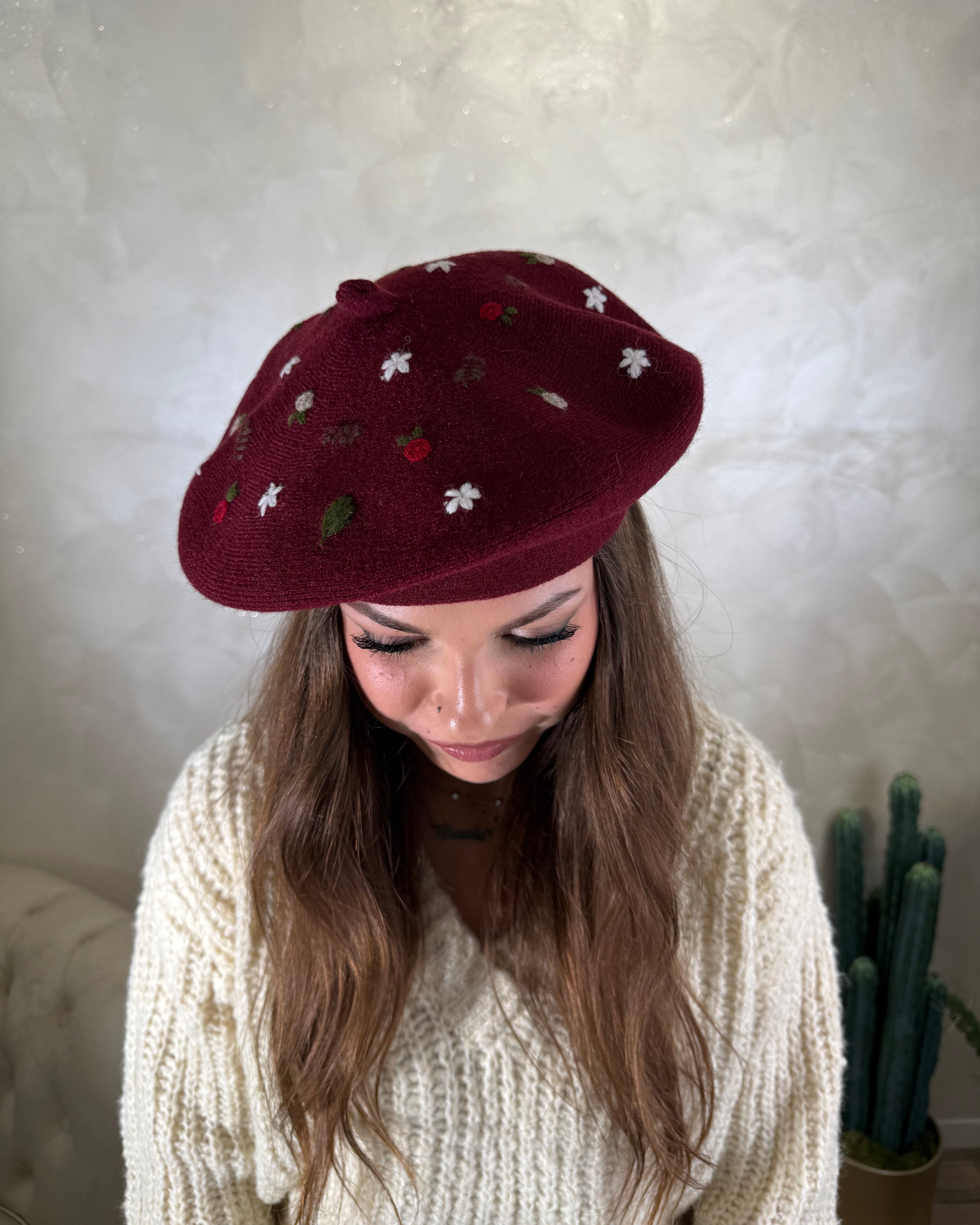 CAPPELLINO BASCO CON RICAMI COL.BORDEAUX