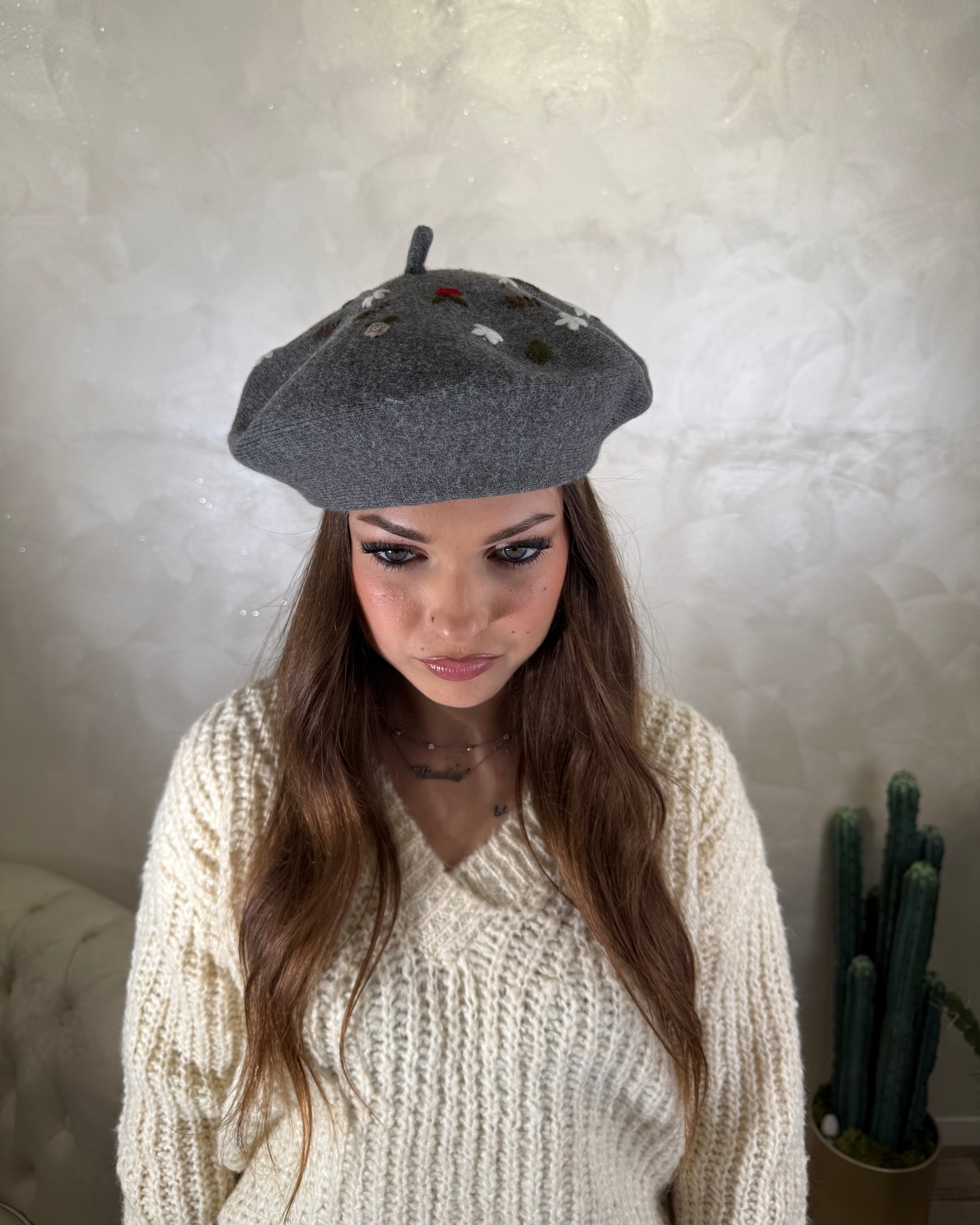 CAPPELLINO BASCO CON RICAMI COL.GRIGIO